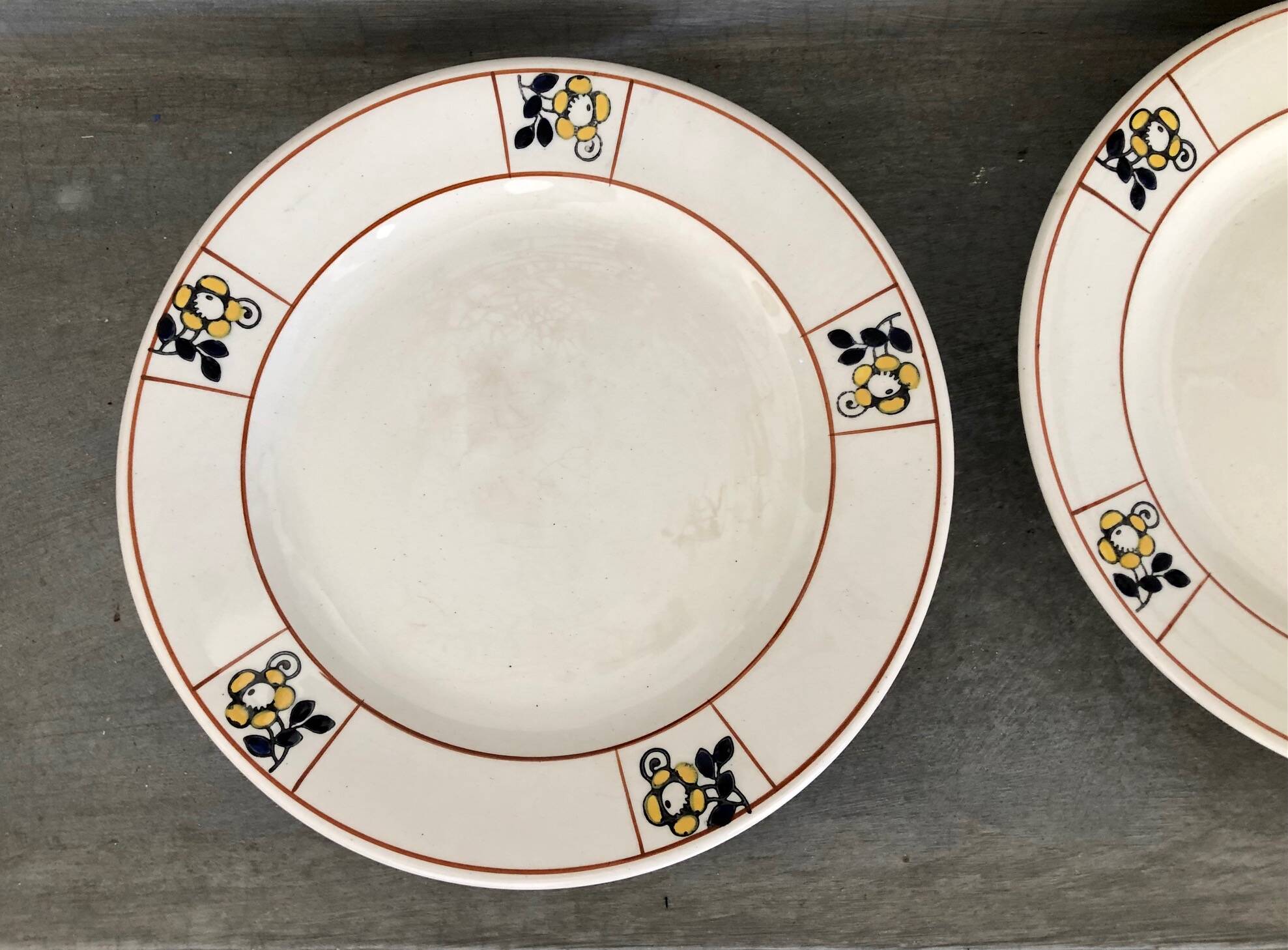 Plate on footstool Terre de Fer Salins Charbonnier