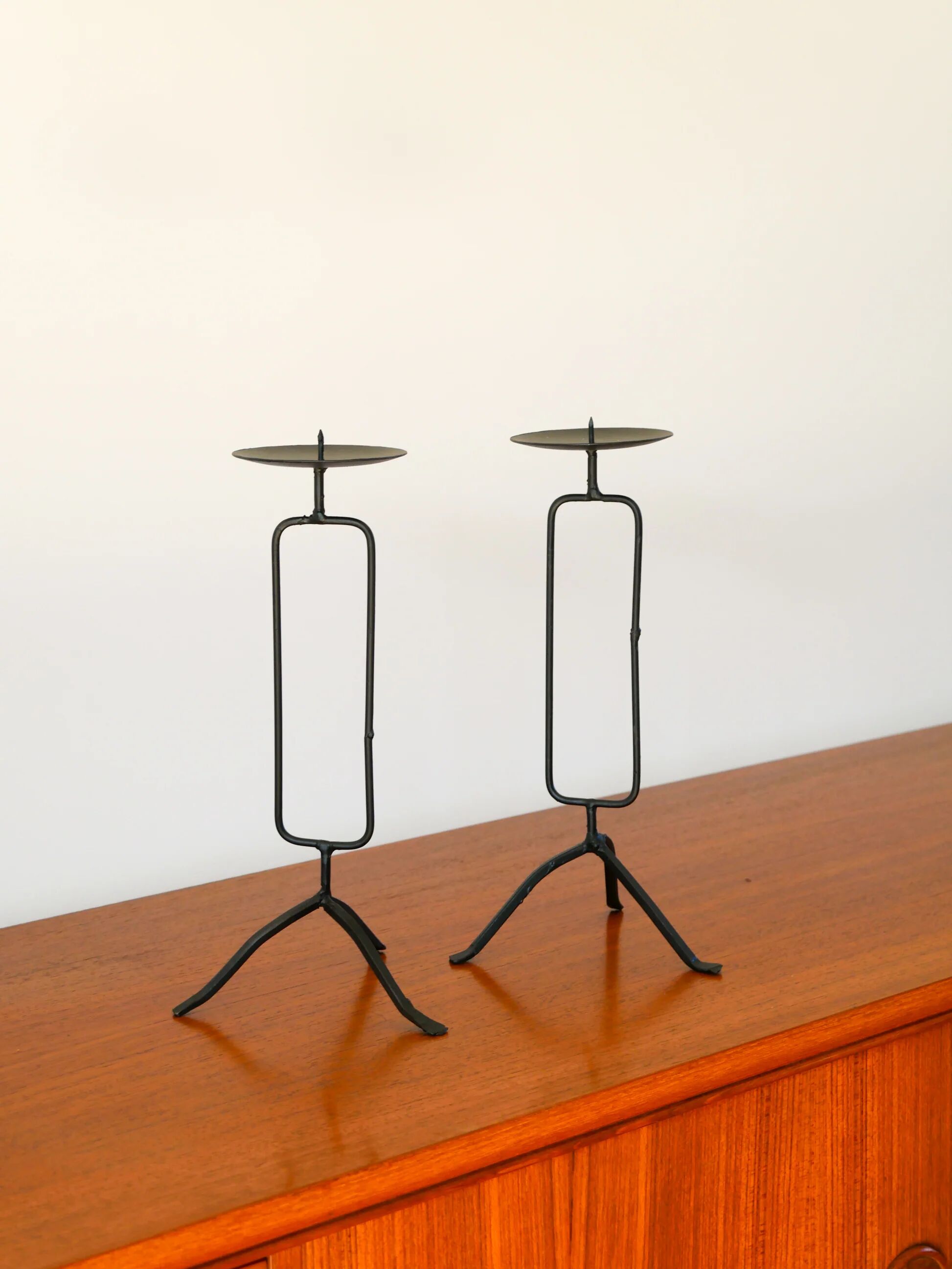 Pair of black iron tripod candlesticks, brutalist, 1970 - 30 cm