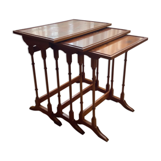 Ensemble de 3 tables gigognes anciennes en bois blond