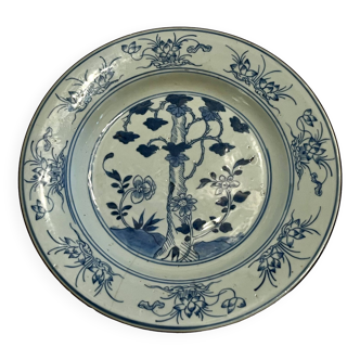 Assiette porcelaine bleu blanc Chine décor floral 18e Compagnie des Indes.