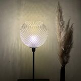Lampe à poser avec un grand globe ancien et un pied doré
