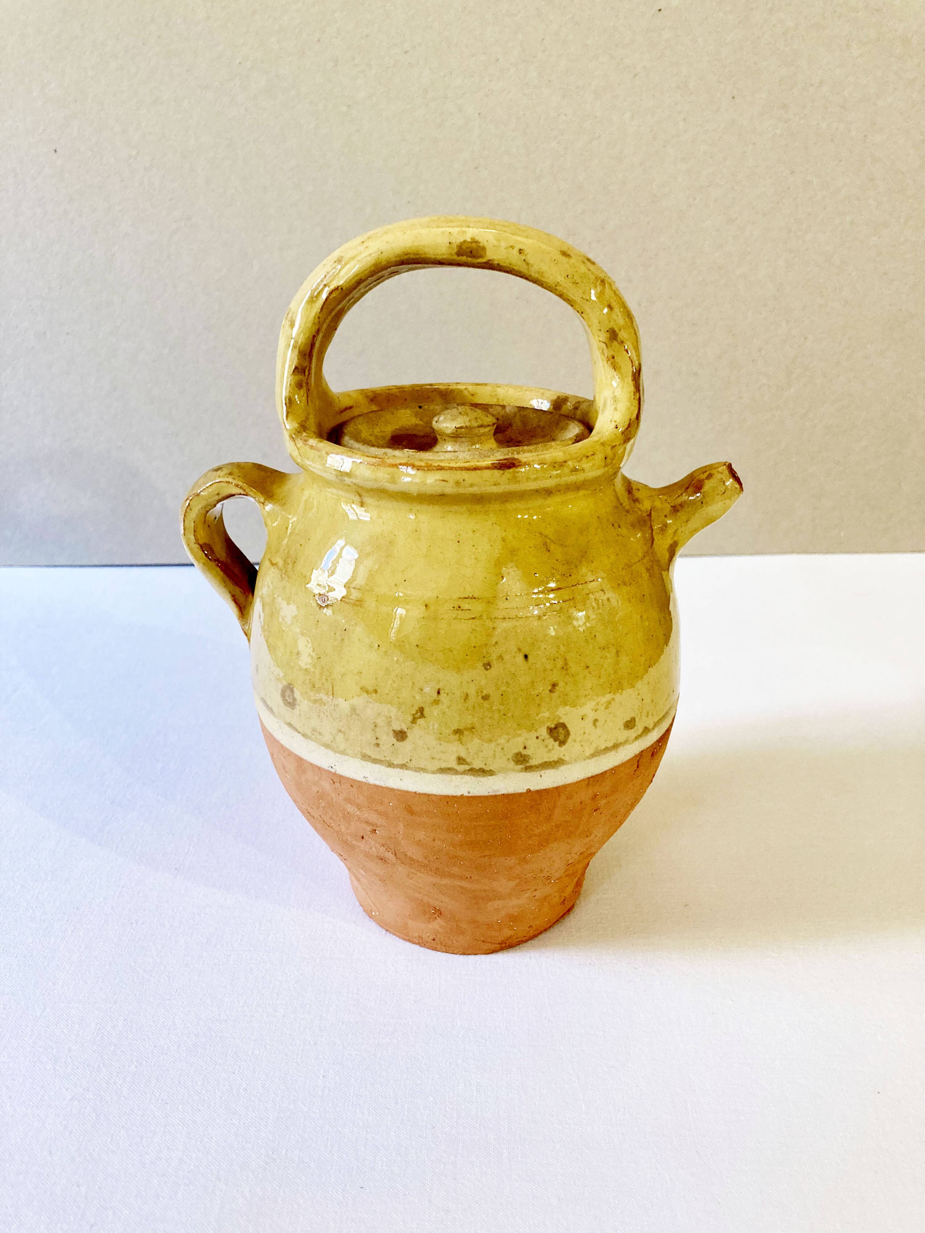 Cruche / chevrette en céramique vernissée jaune, avec couvercle