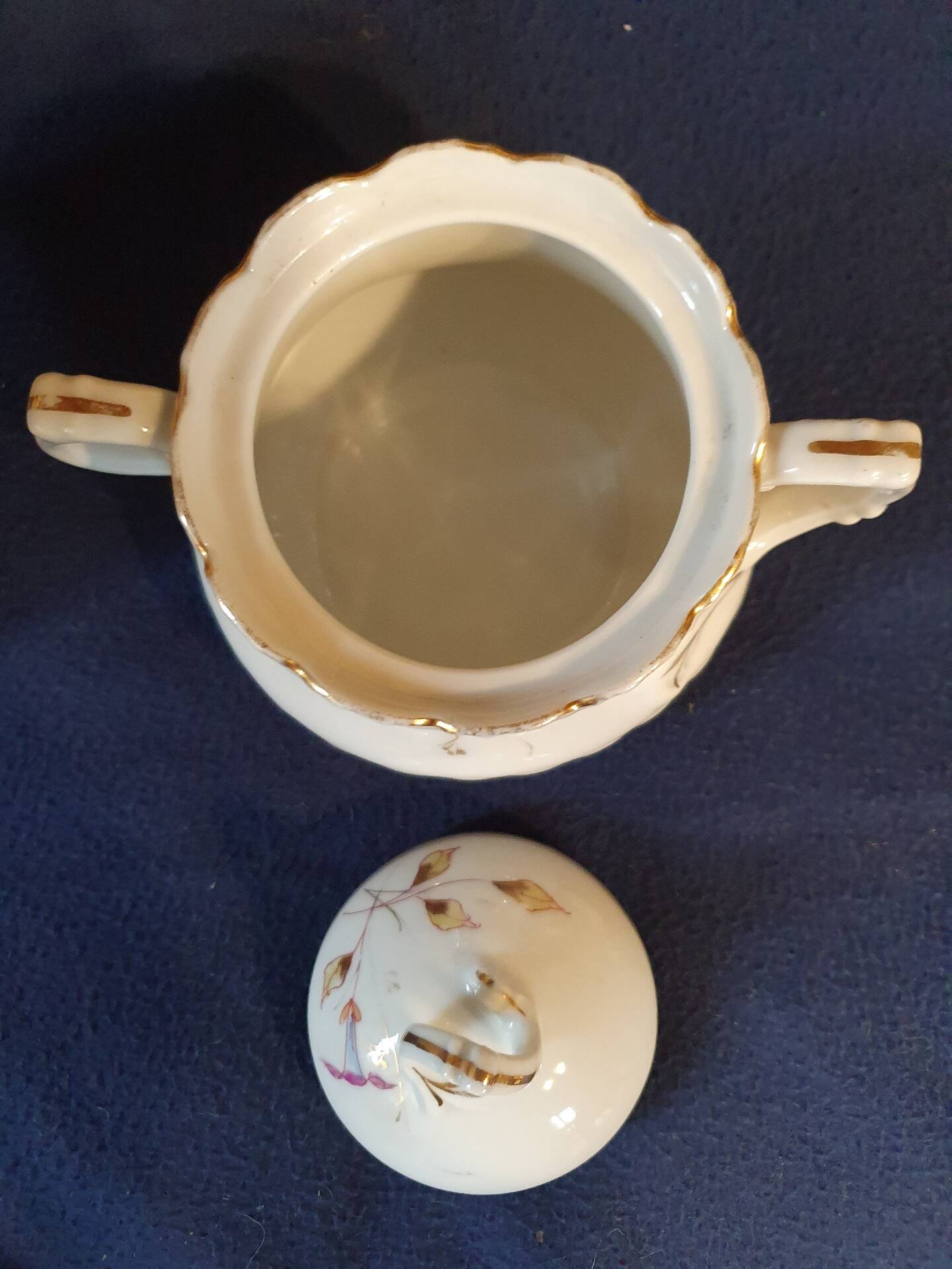Beautiful sugar bowl in fine Limoges porcelain from the late 19th to early 20th century.