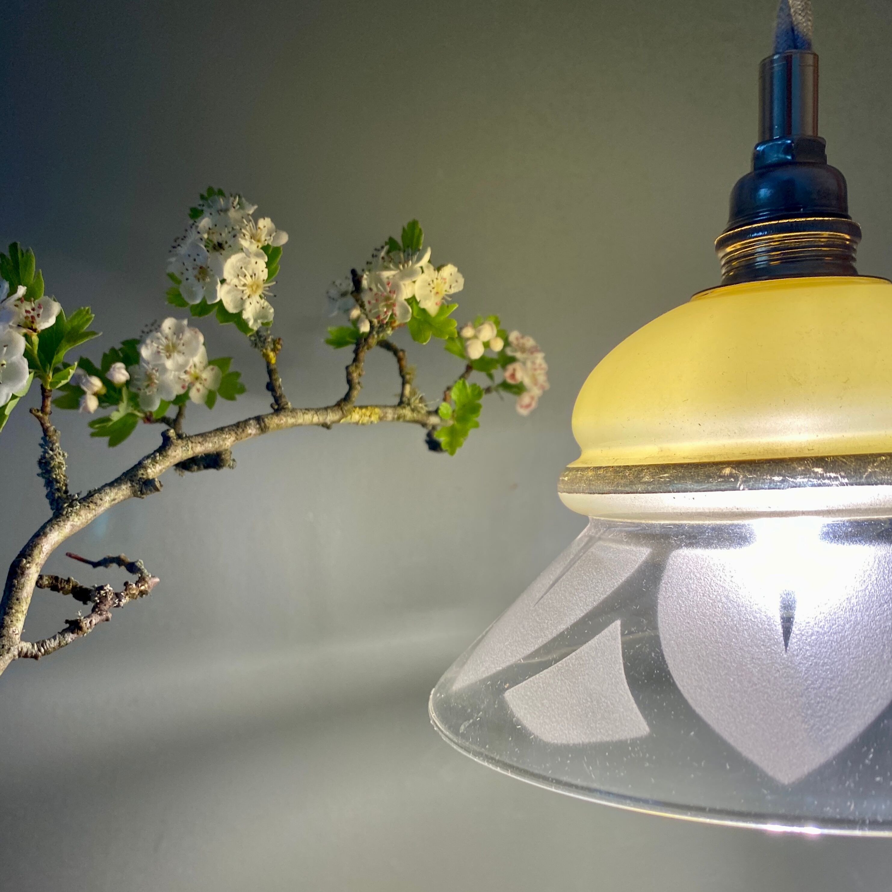 Vintage lampshade ride in yellow and transparent glass