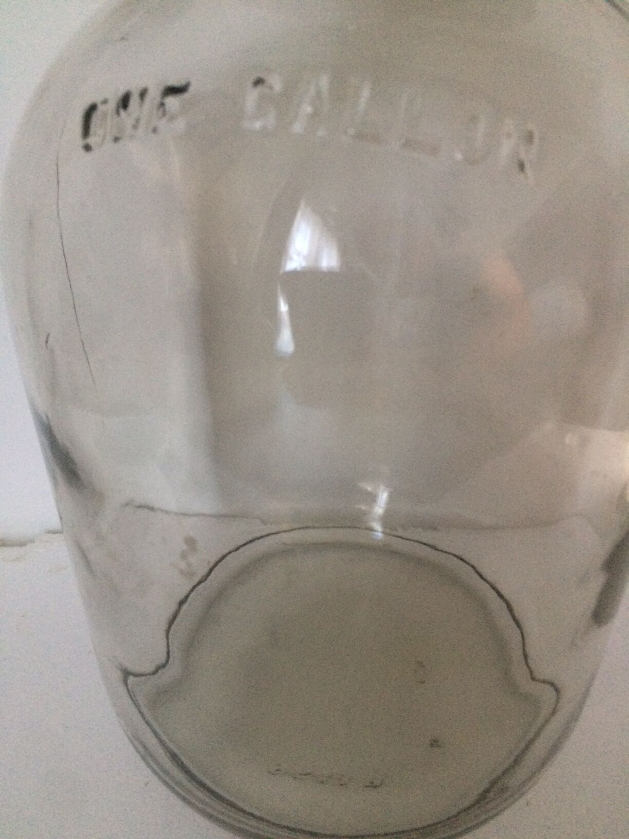 Cylinder transparent cylindrical demijohn of "one gallon"