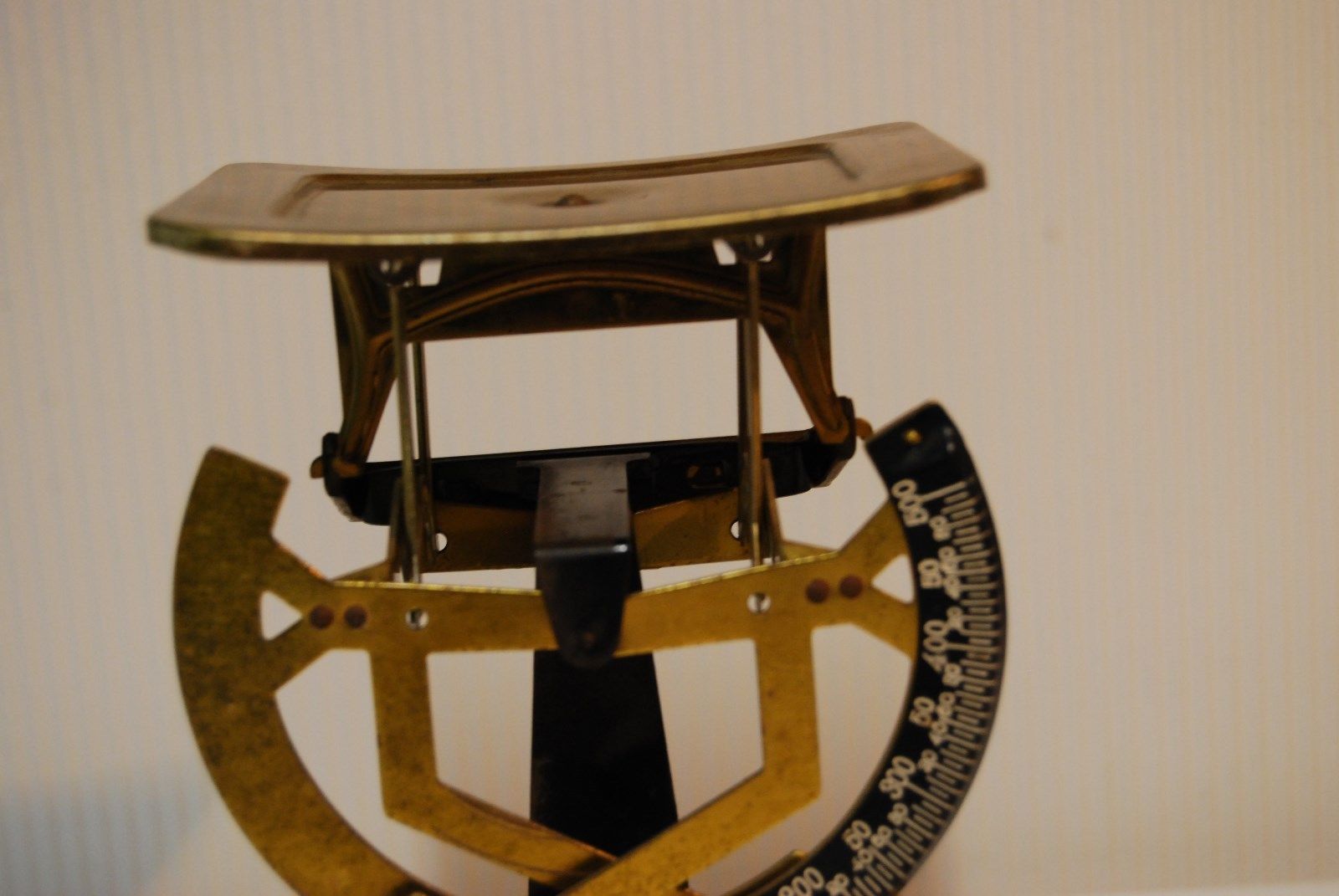 Former weighs metal letter