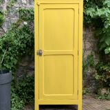 Armoire parisienne bonnetière ancienne jaune poudré.