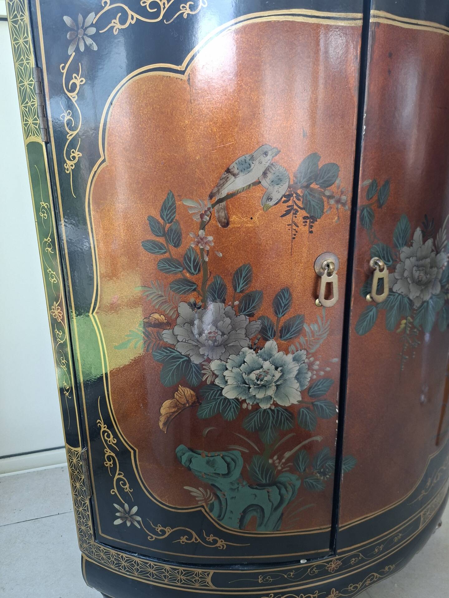 Meuble d'angle en bois laqué et peint à la main —  style asiatique