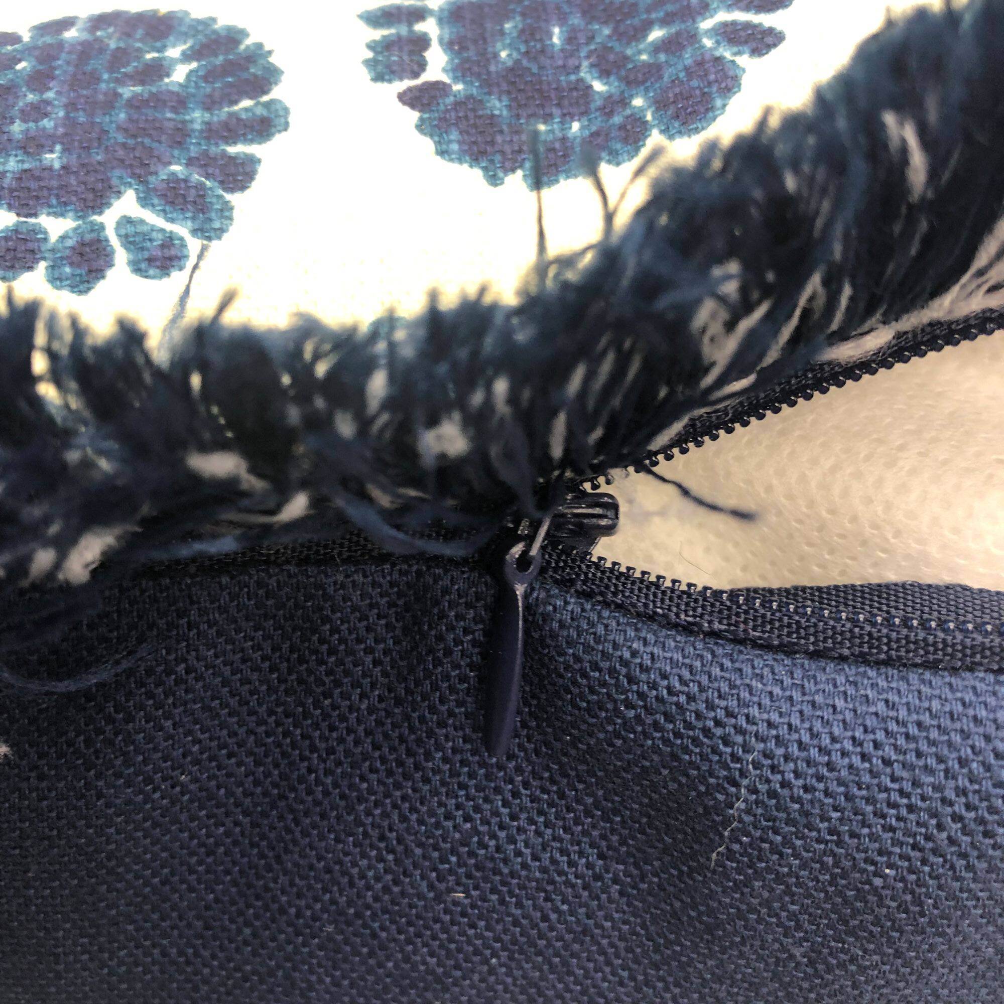 Square cushion, cover and insert. Model "Olivia".