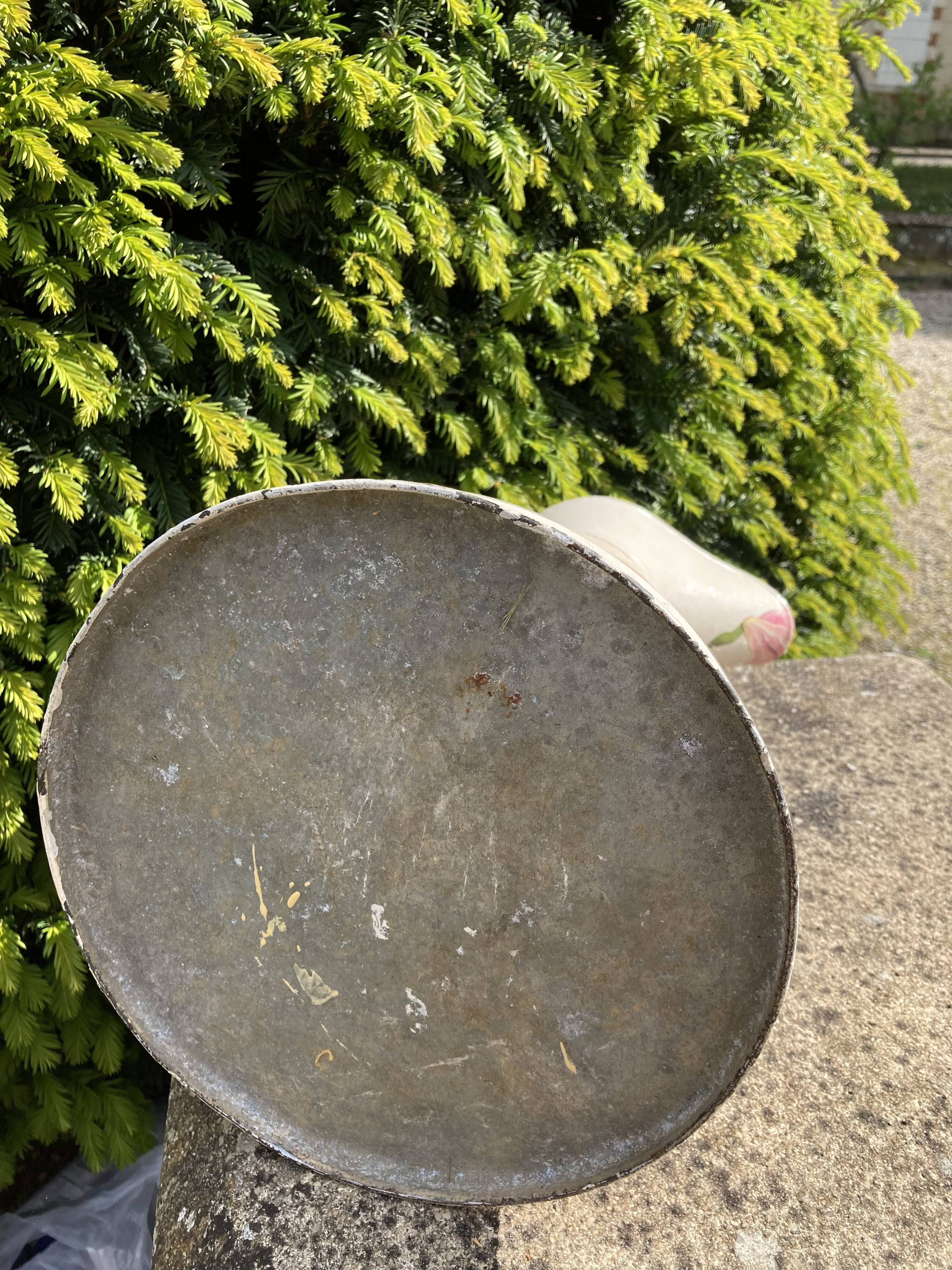 Broc en tôle émaillée « Fleurs de Lys »