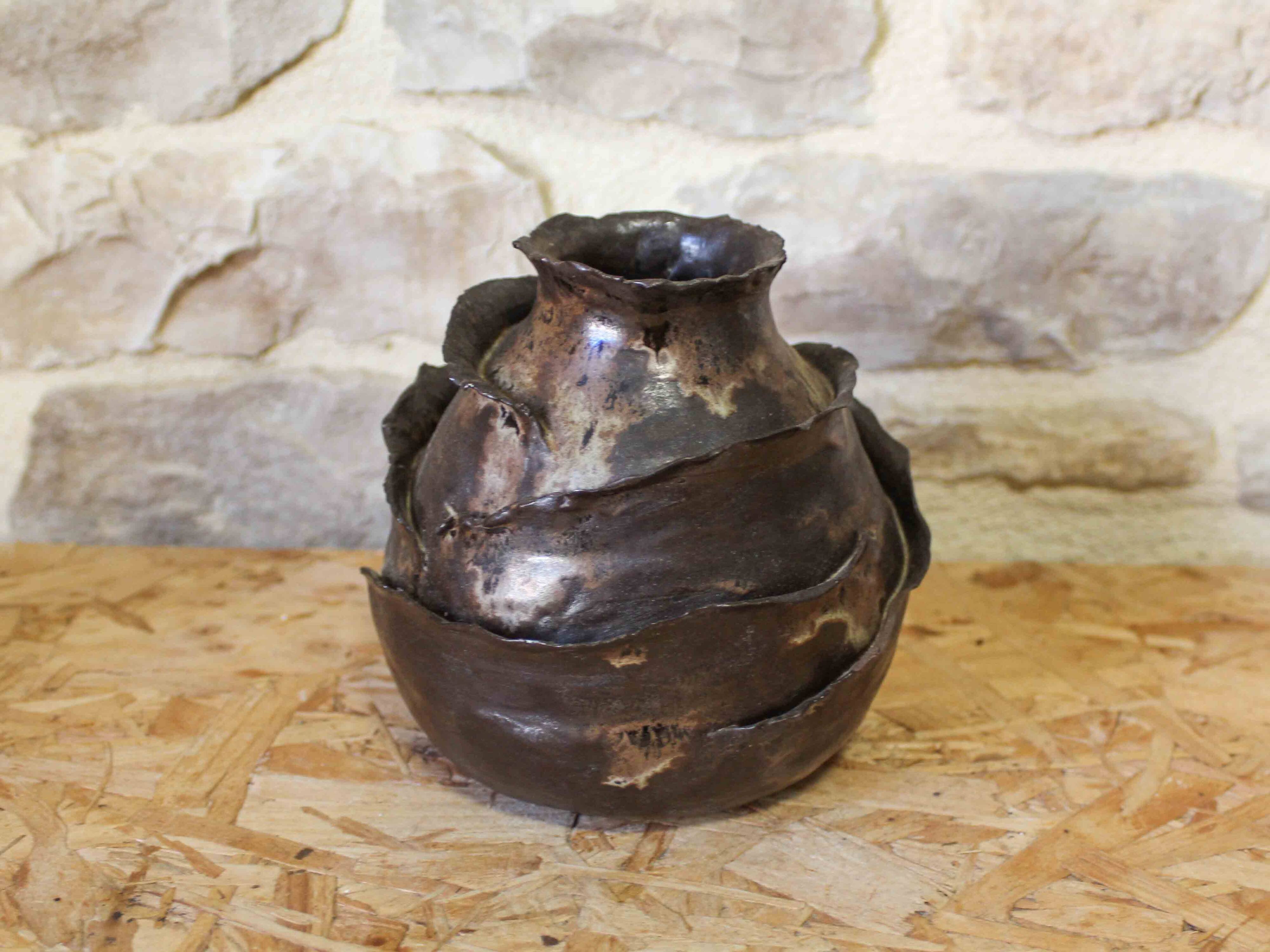 Vas en céramique émaillé à décor de pétales