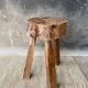 Tabouret brutaliste tripode