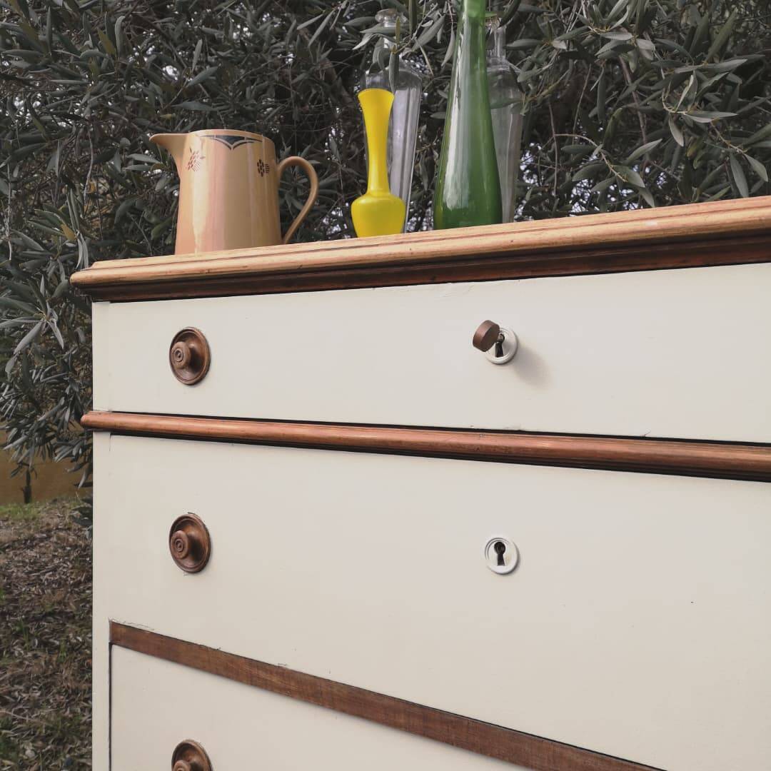 Oak chest of drawers