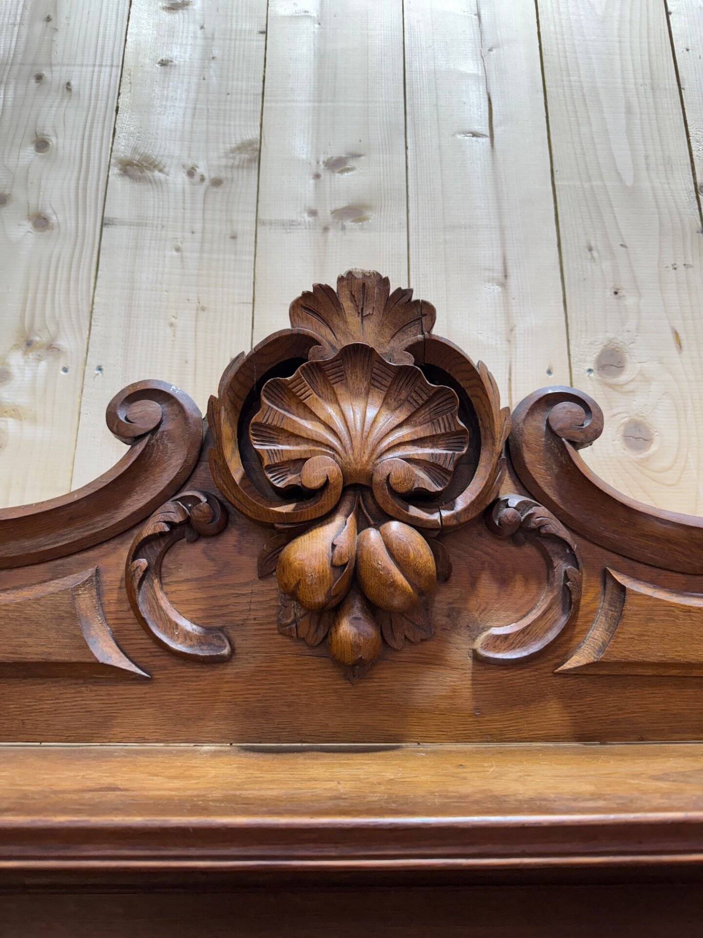 Buffet Louis Philippe "Saint-Hubert" en chêne