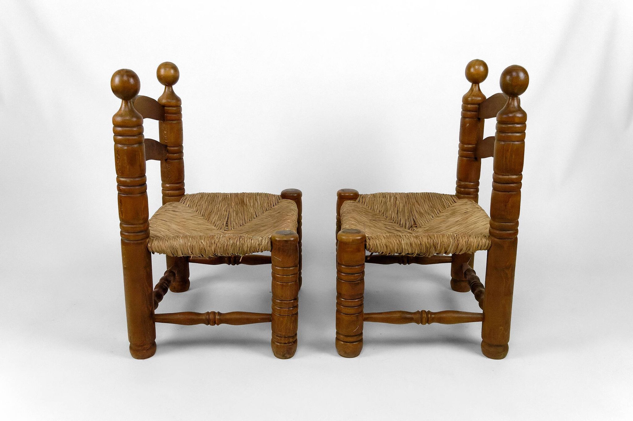 Paire de chaises basses paillées