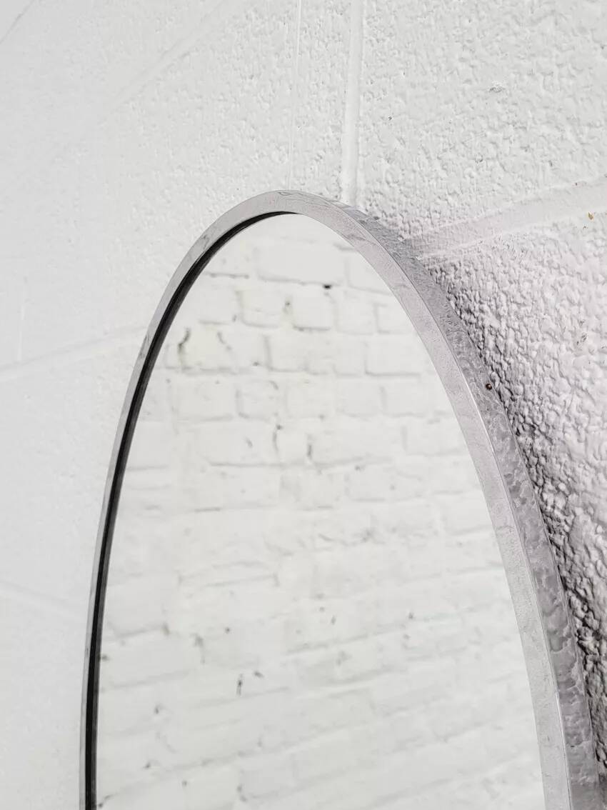Miroir ovale des années 50 - 60 au contour chromé