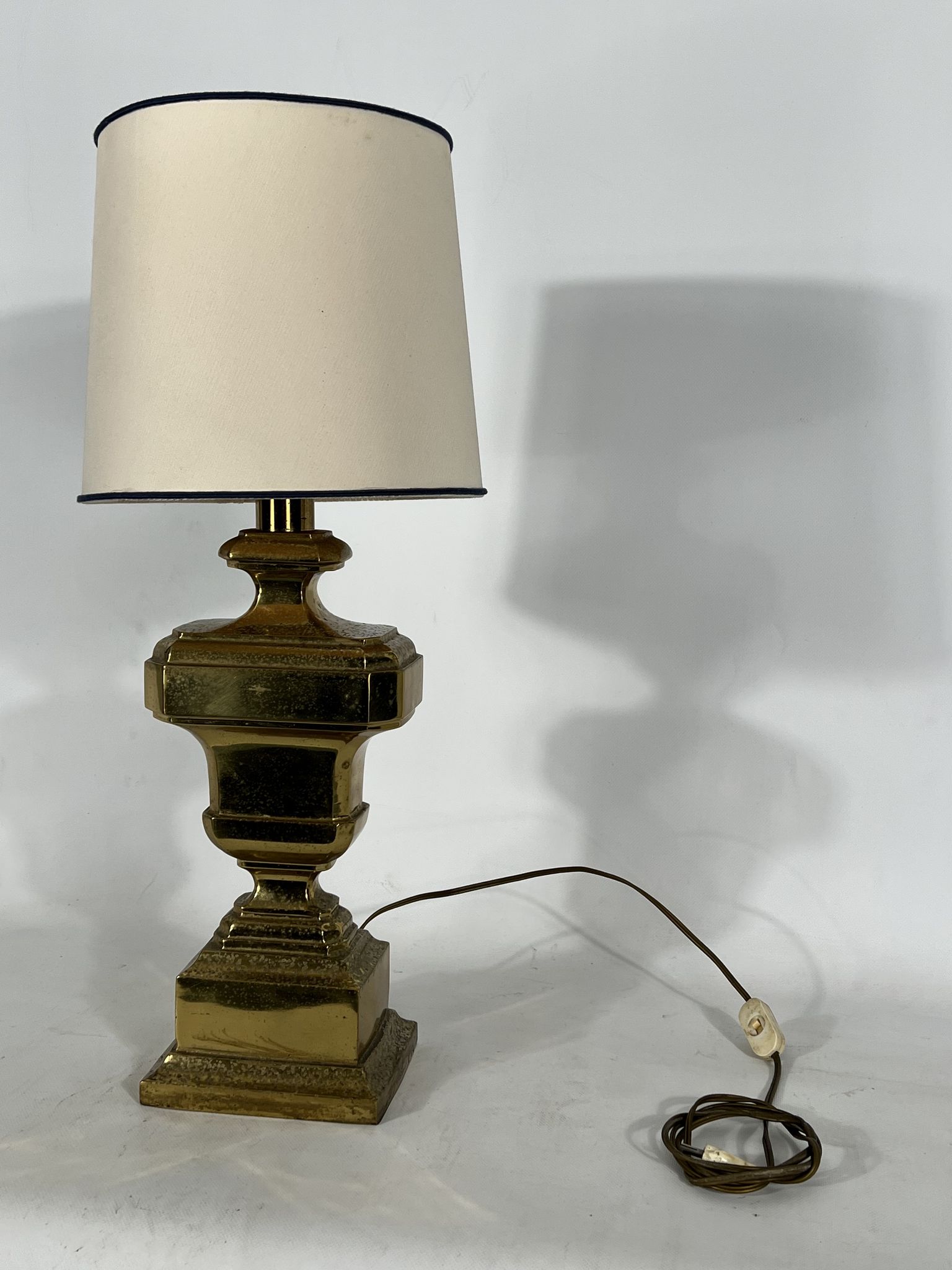 Lampe de table italienne en laiton massif des années 50
