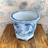 Chinese porcelain pot cover with its base