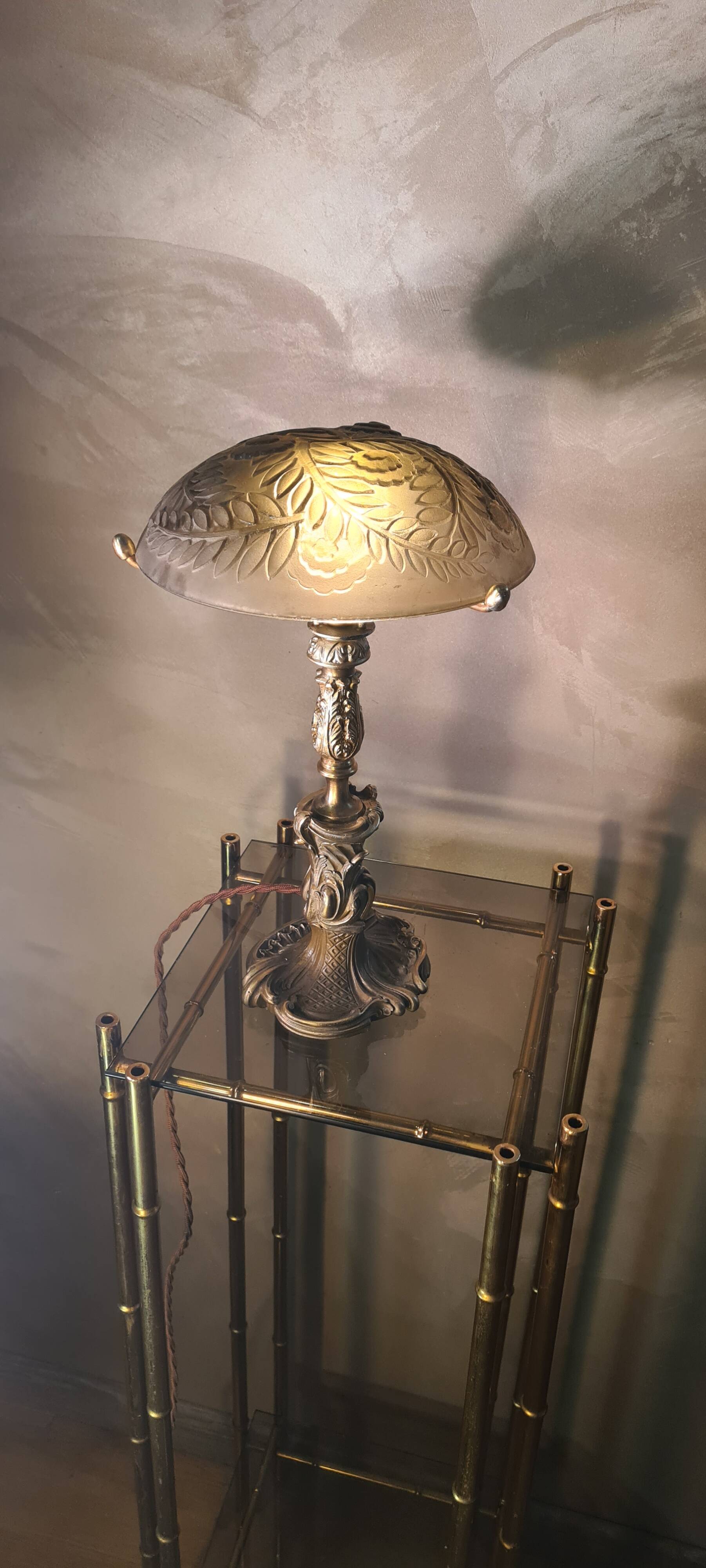 Louis XV bronze lamp rocaille style 34x25, molded glass lampshade signed Stella