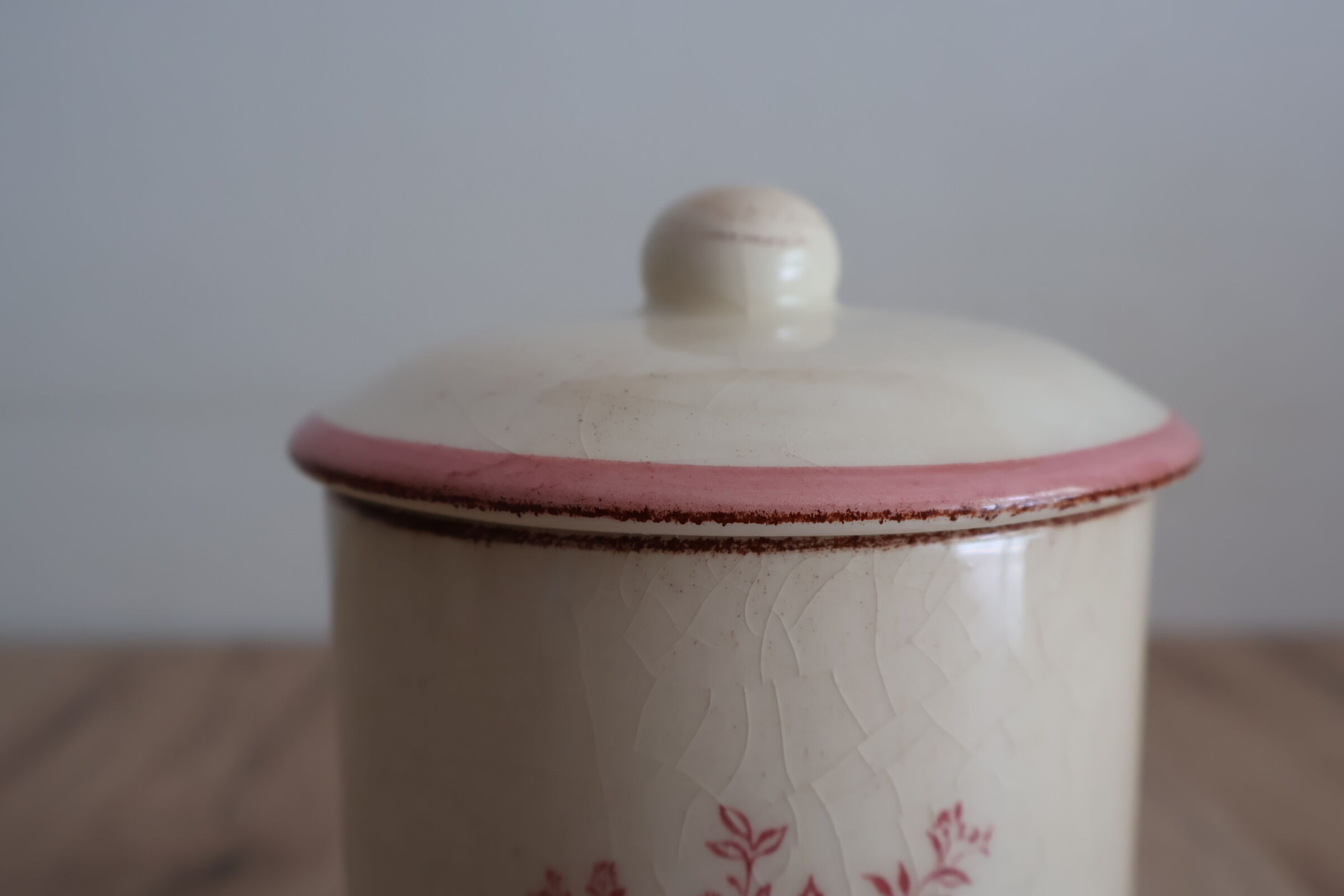 Spice jar with floral lid
