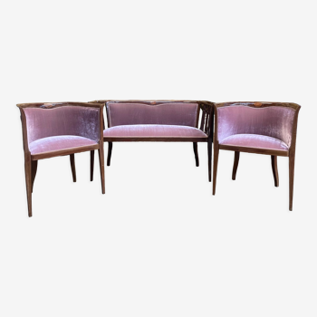 Salon avec banquette et deux fauteuils anglais en velours rose