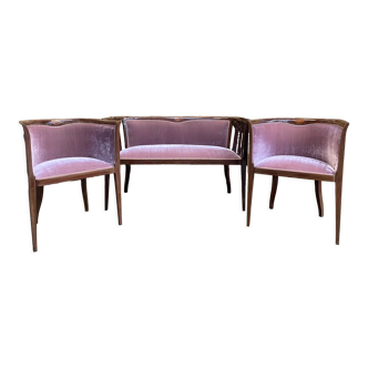 Salon avec banquette et deux fauteuils anglais en velours rose