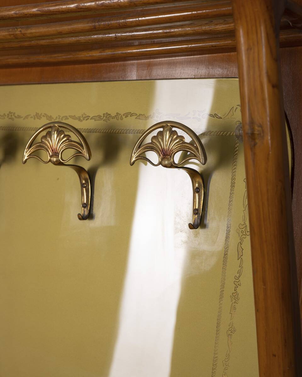 Porte-manteau en bois et verre décoré, Italie années 1950