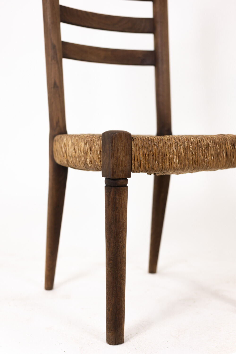 Ensemble de 8 chaises paillées en chêne. Années 1950.