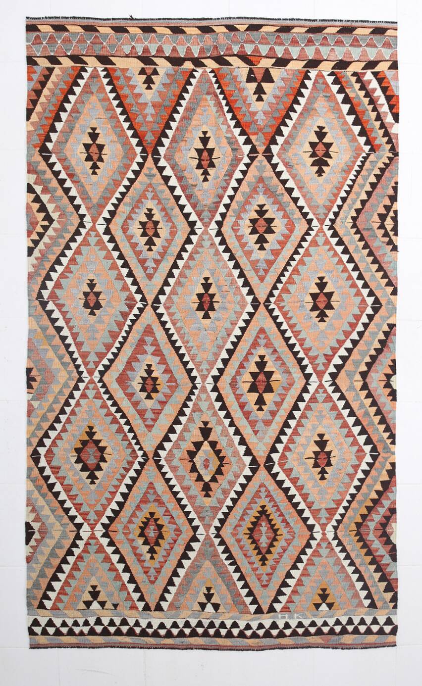 Grand kilim vintage motifs géométriques, tons terre et bleu pastel