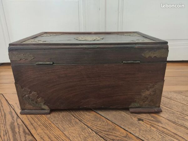 Coffre de mariage indien ancien en bois orné de plaque en laiton ciselé. Inde fin XIXe/début XXe