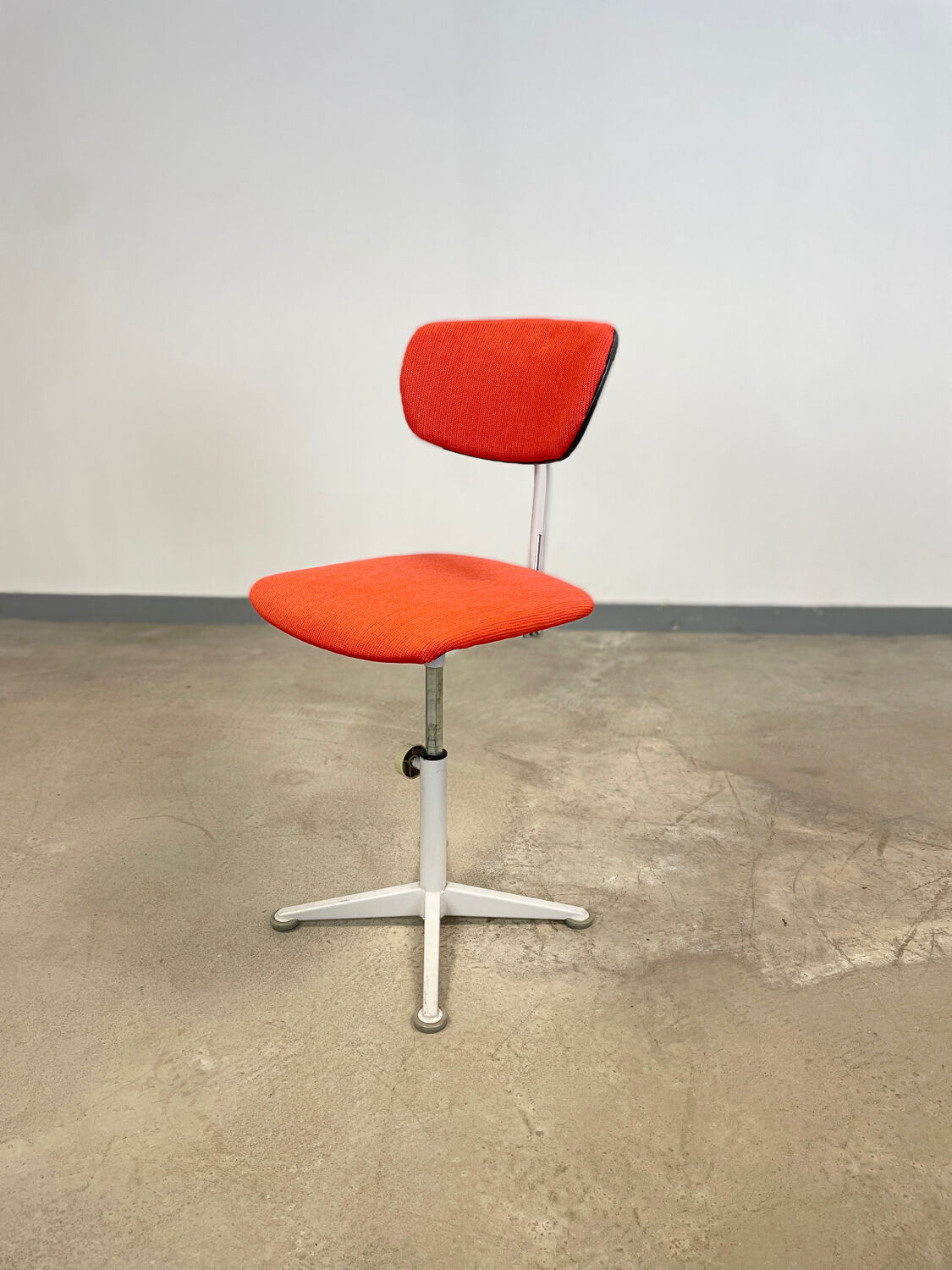 Adjustable desk chair