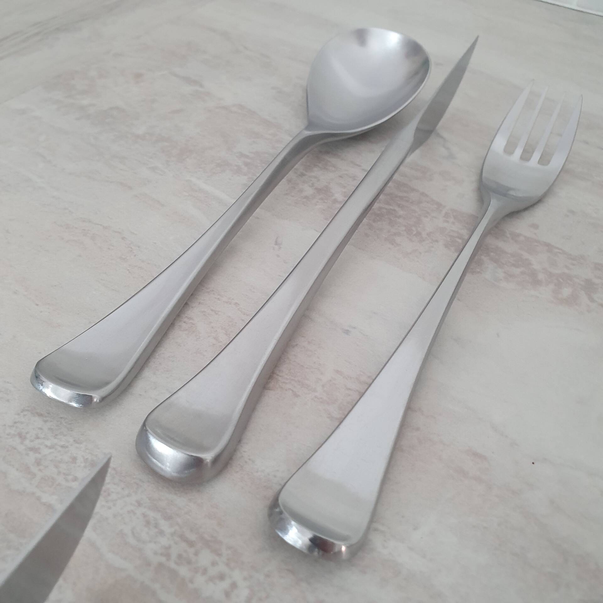 Service for 18 covers Guy Degrenne Cobra collection / Forks and spoons