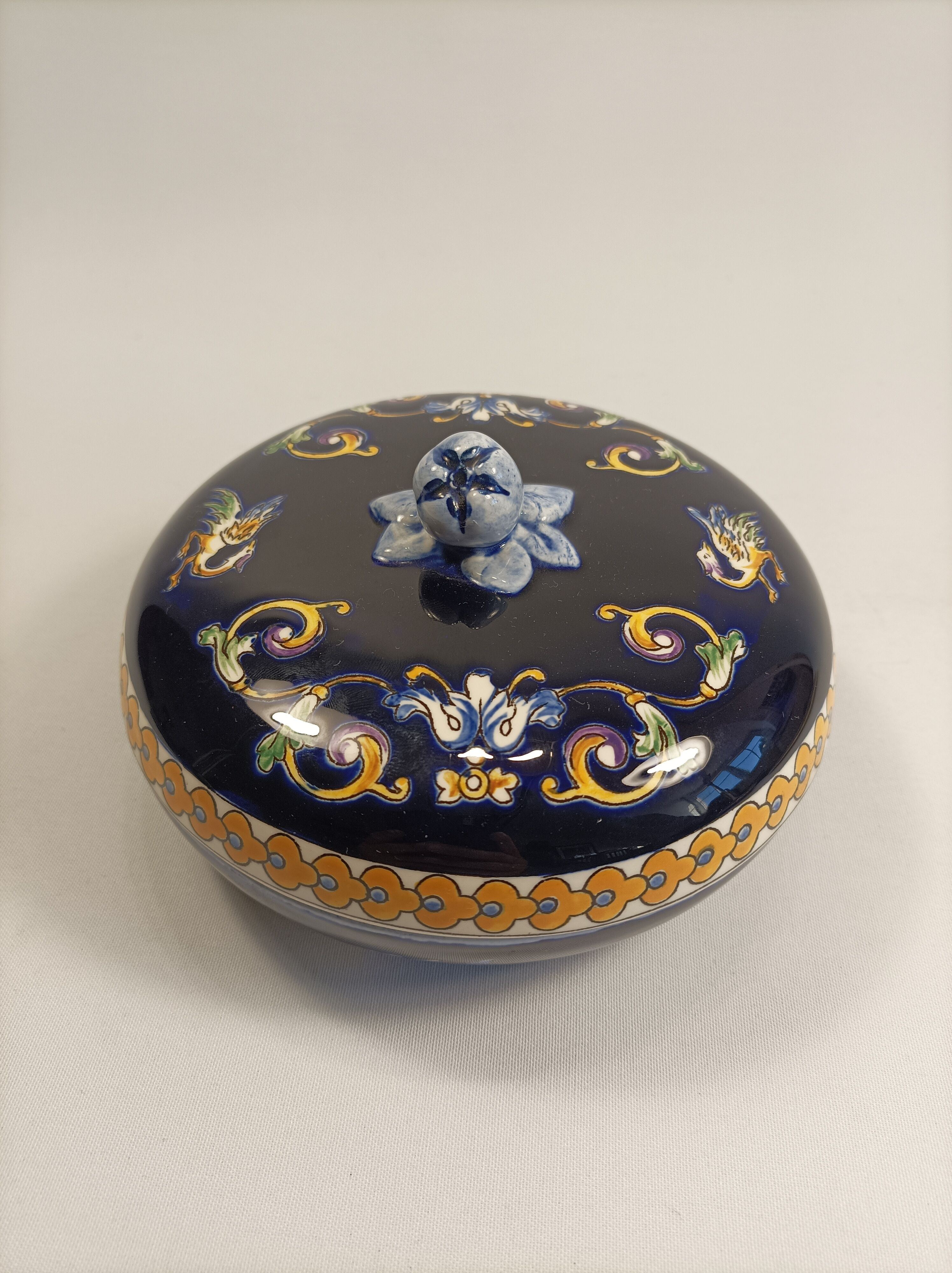 Gien bonbonnière décor renaissance blue background