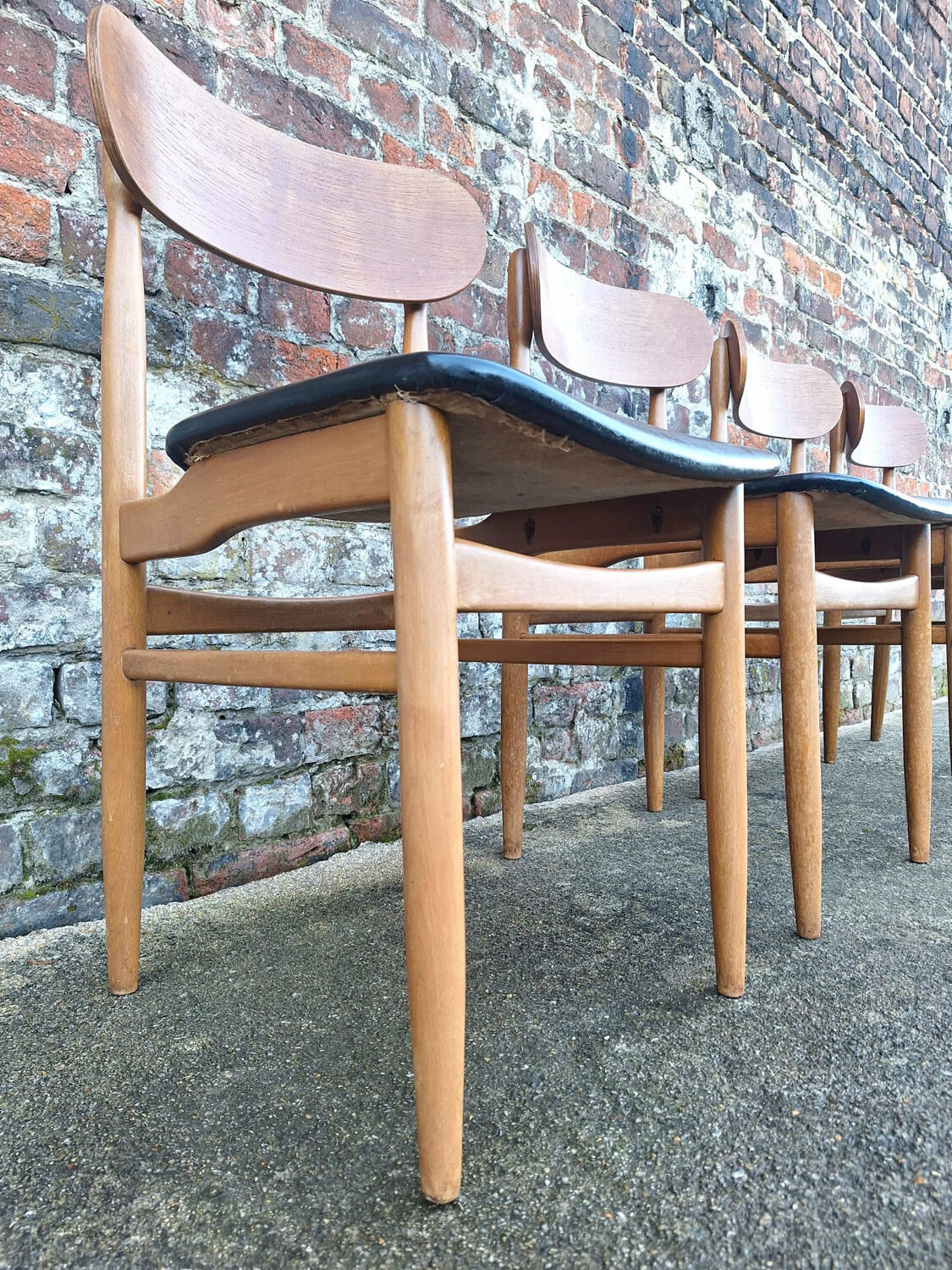 4 chaises en teck et skaï noir, Italie 1960