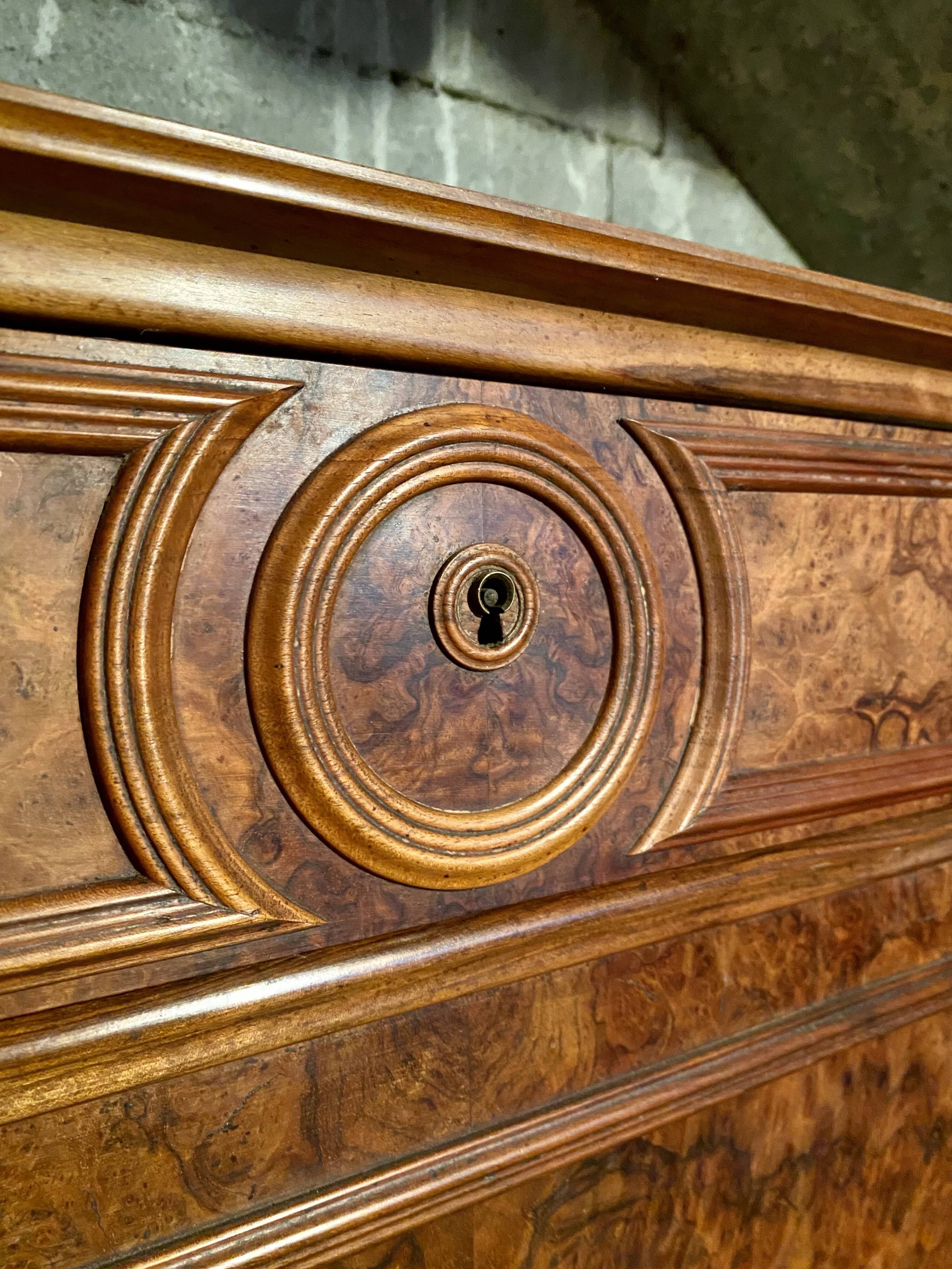 Secrétaire en ronce de noyer marqueté de style Louis-Philippe, XIXᵉ siècle