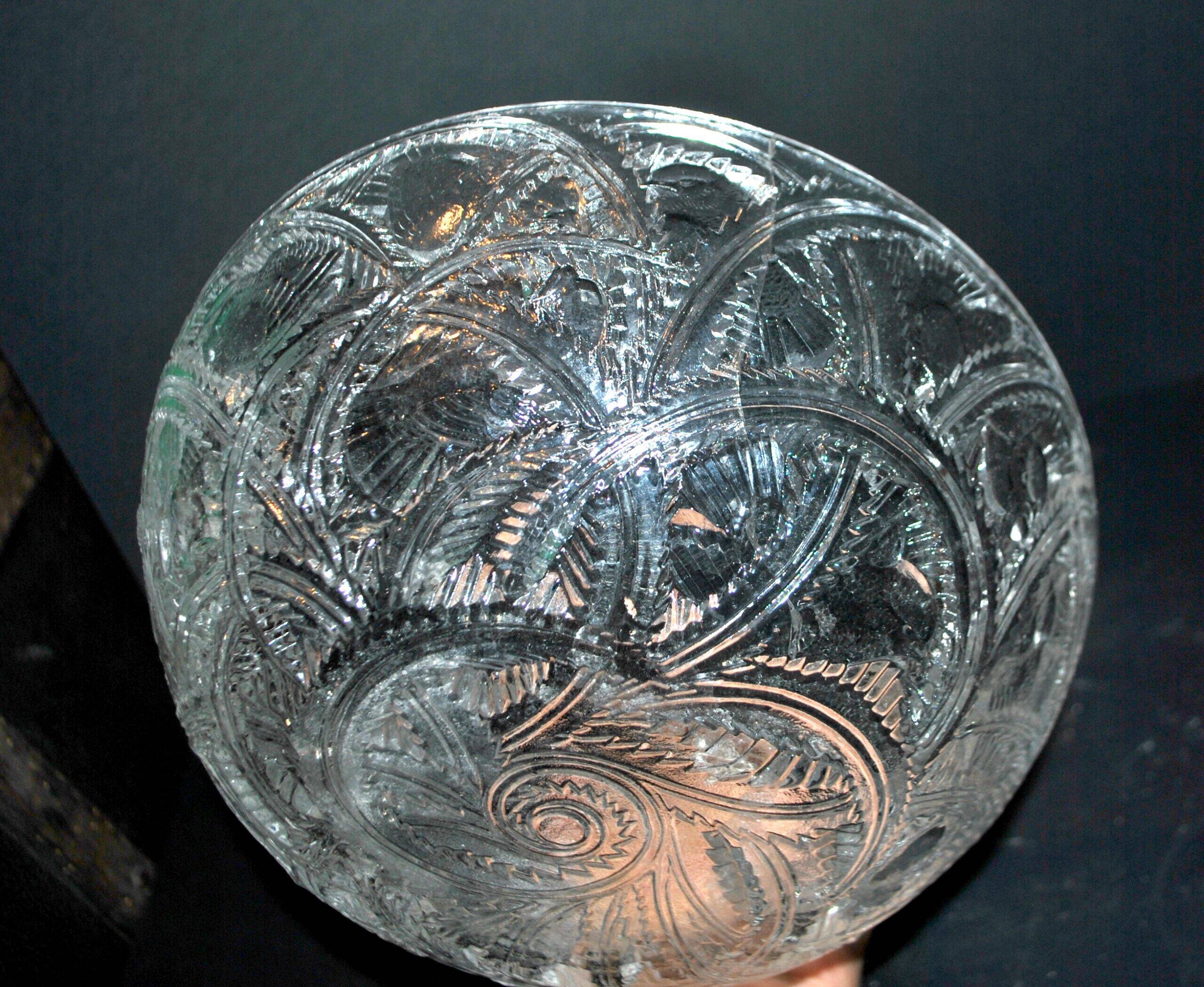 René Lalique art deco bowl with a frieze of birds, Pinsons model, 1933 – crack
