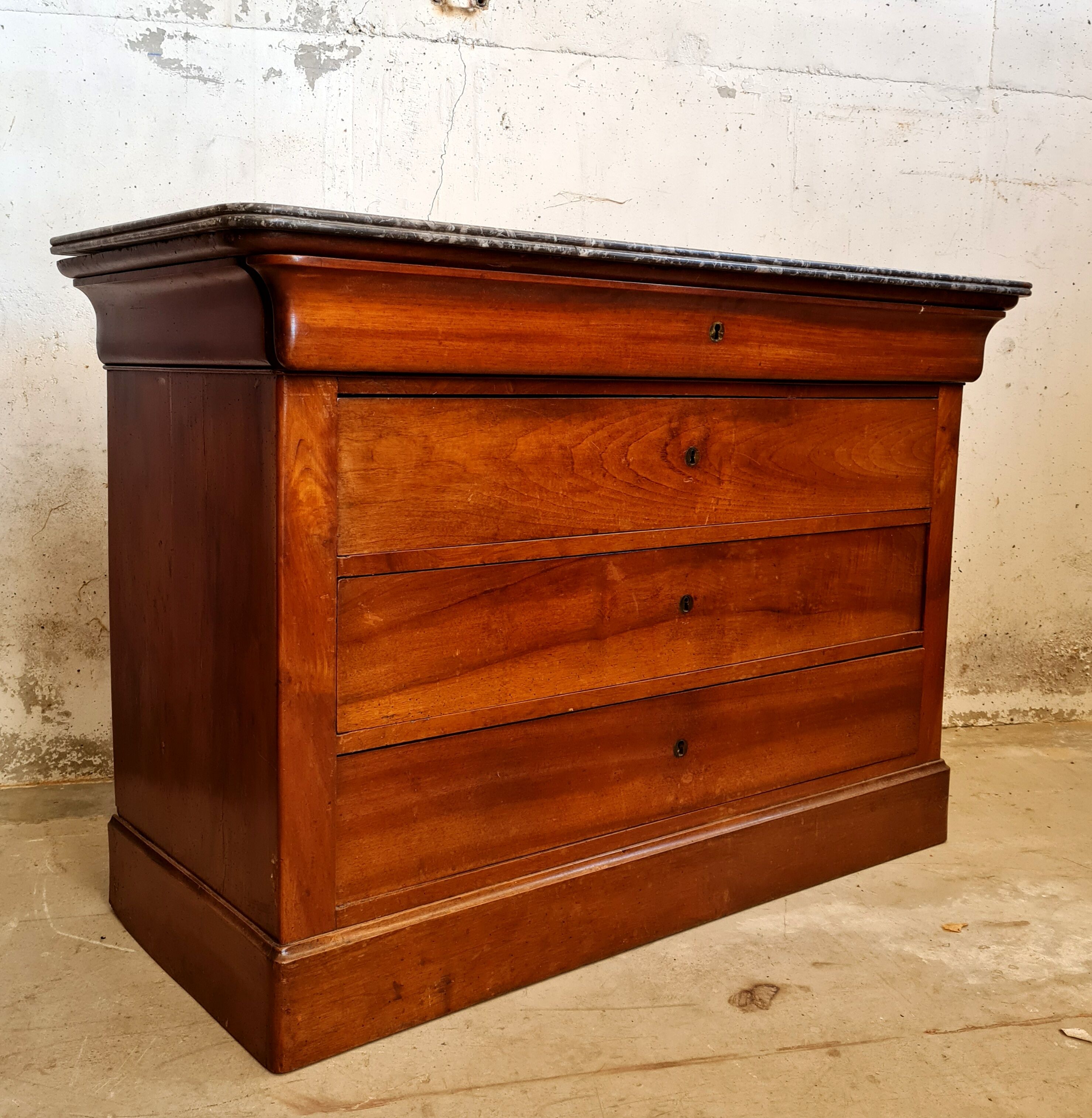 Louis Philippe period chest of drawers in walnut around 1830