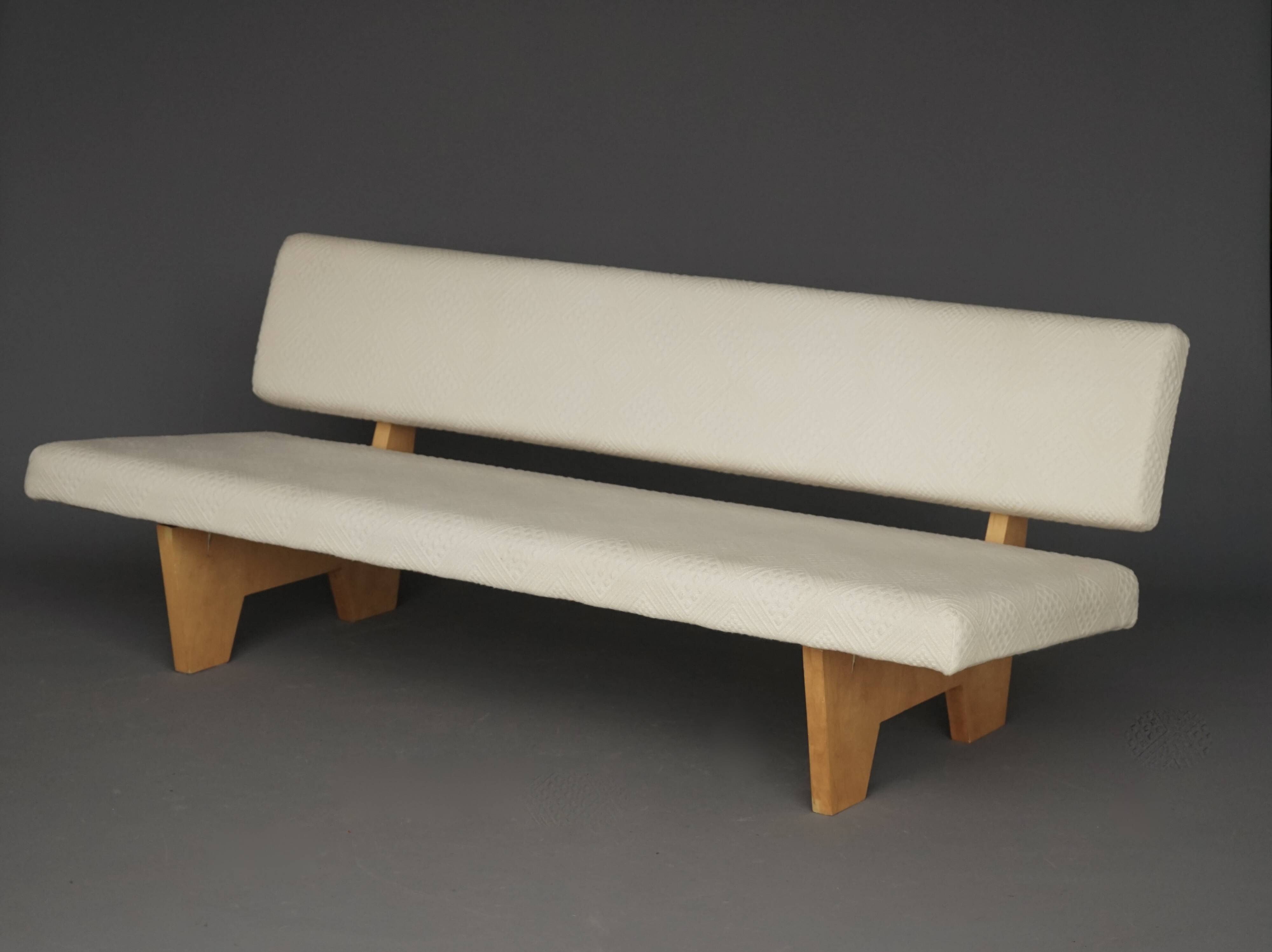 Canapé compact de style néerlandais avec base en bois. Années 1960.