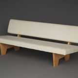 Canapé compact de style néerlandais avec base en bois. Années 1960.