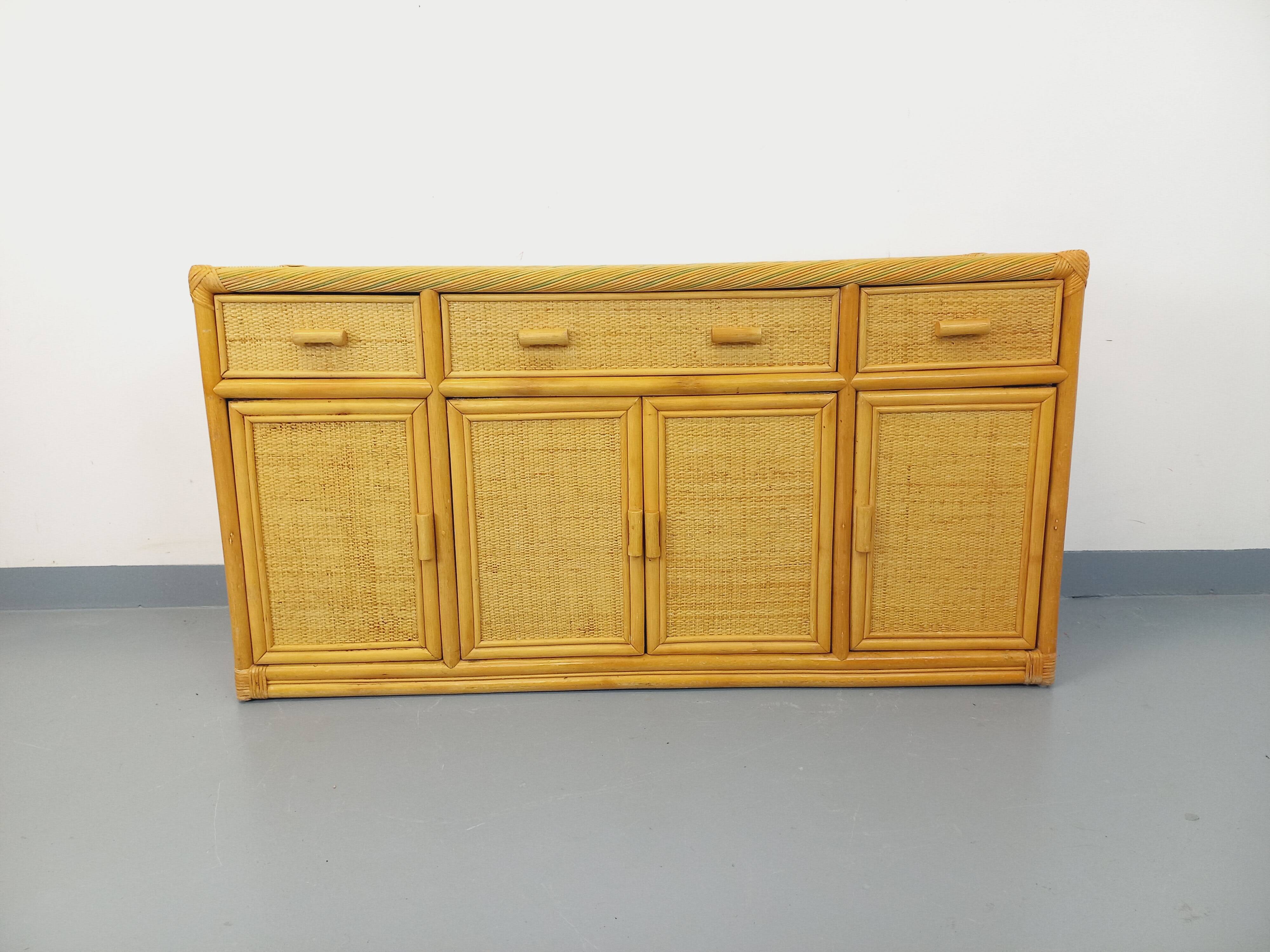 Vintage storage unit in rattan and woven rattan from the 1970s.
