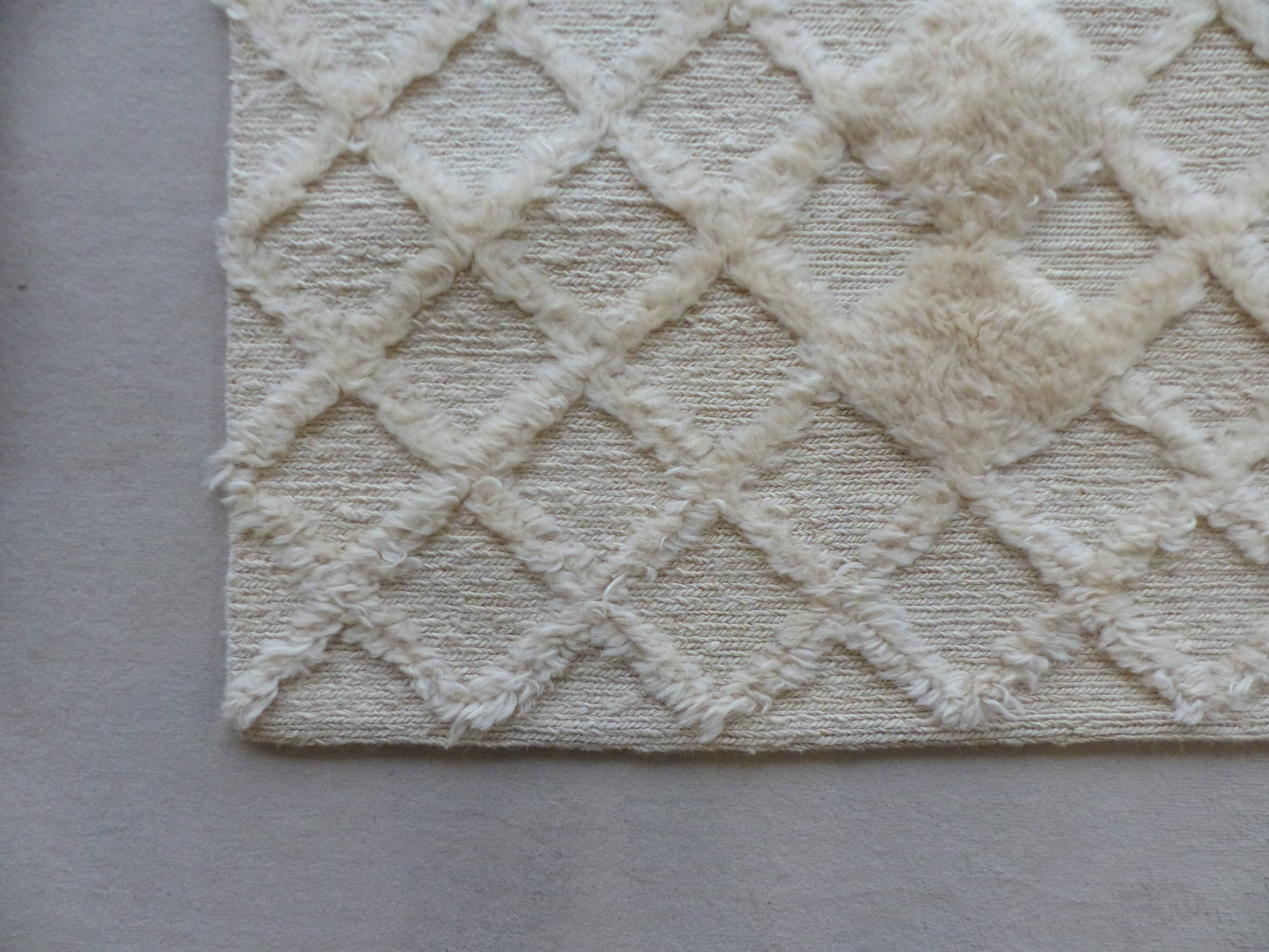 Carpet wool woven and knotted 253 x 153 cm