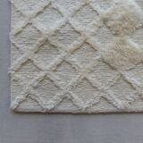 Carpet wool woven and knotted 253 x 153 cm