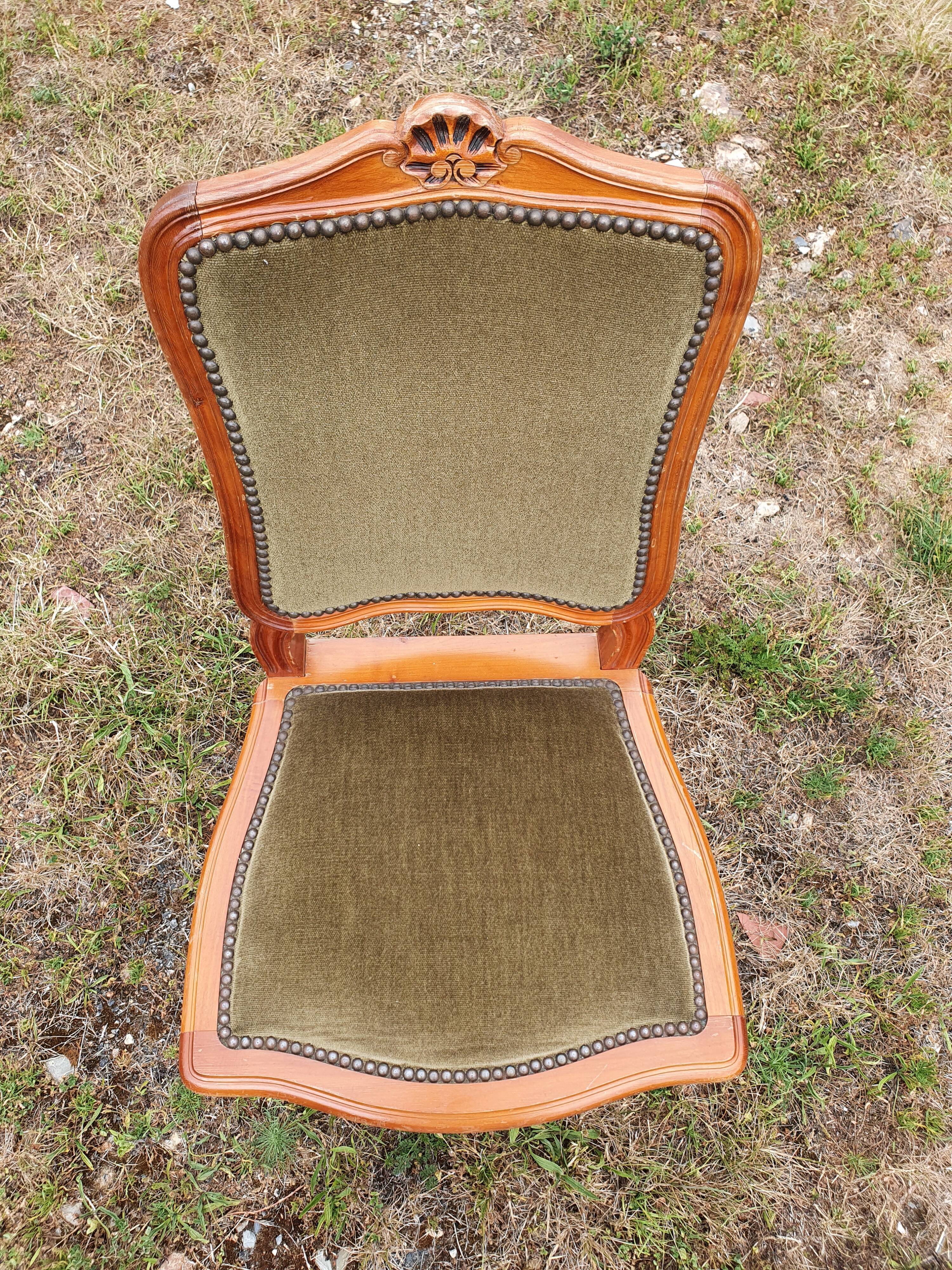 6 chaises de style Louis XV en velours vert olive