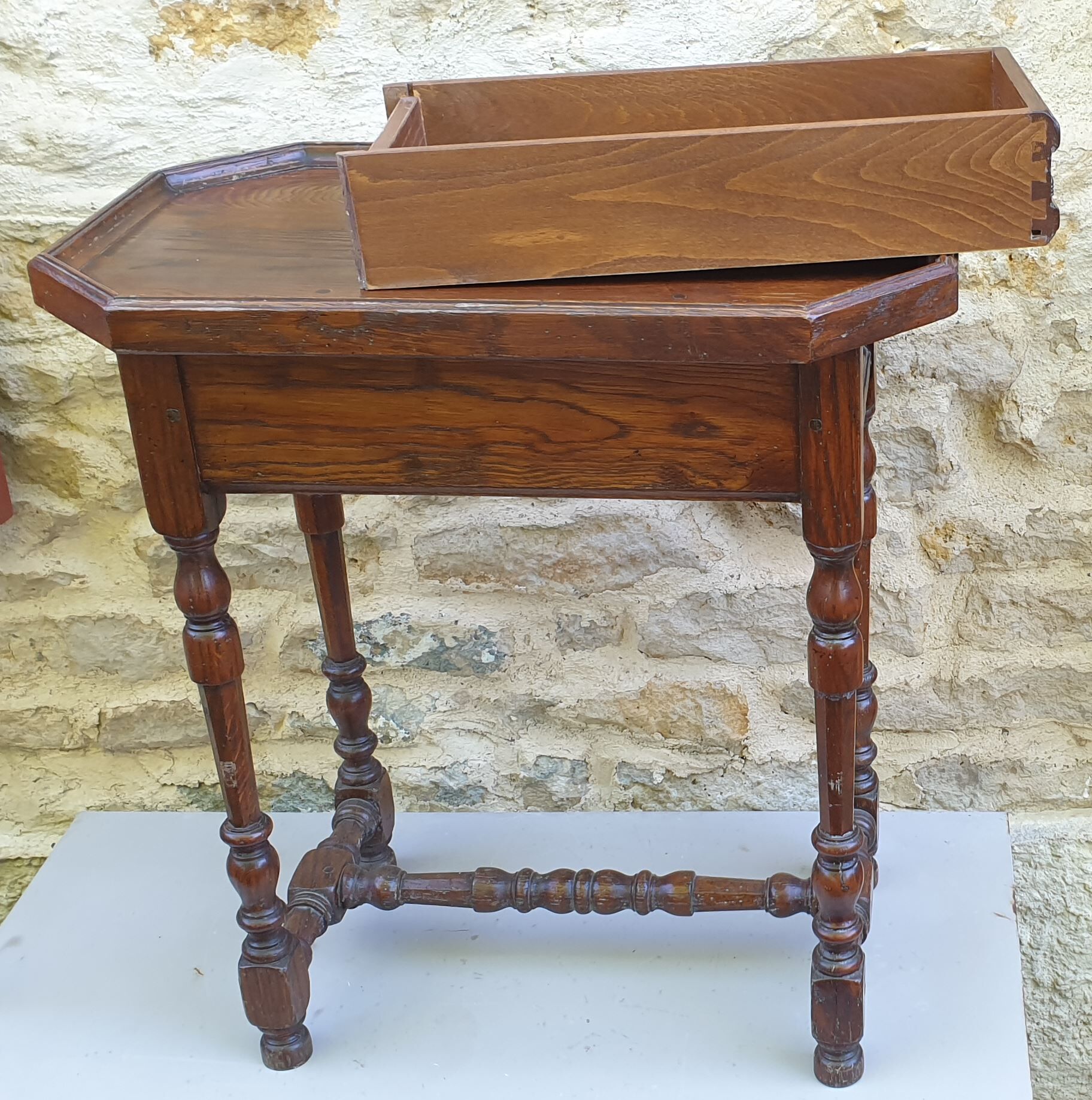 Cabaret table style Louis XIII