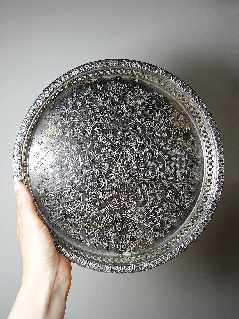 Small Moroccan tripod tea tray in silver-plated metal, vintage chiseled decoration.