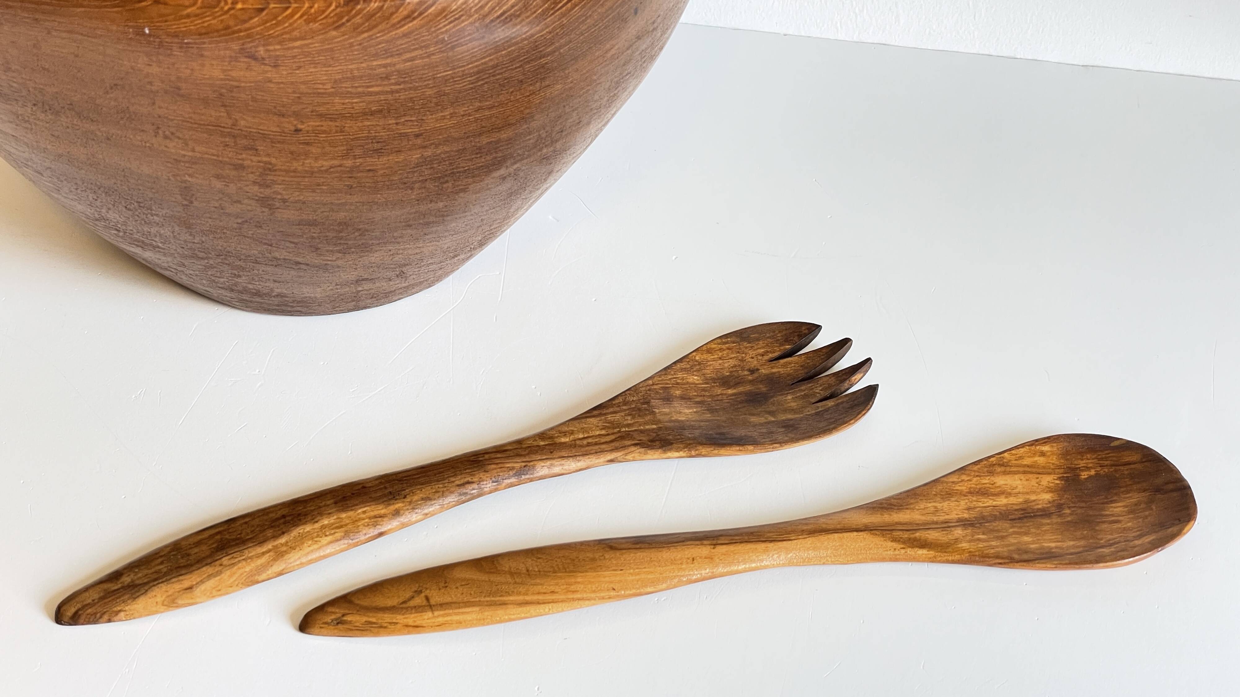 Scandinavian salad bowl in solid teak and cutlery