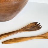 Scandinavian salad bowl in solid teak and cutlery