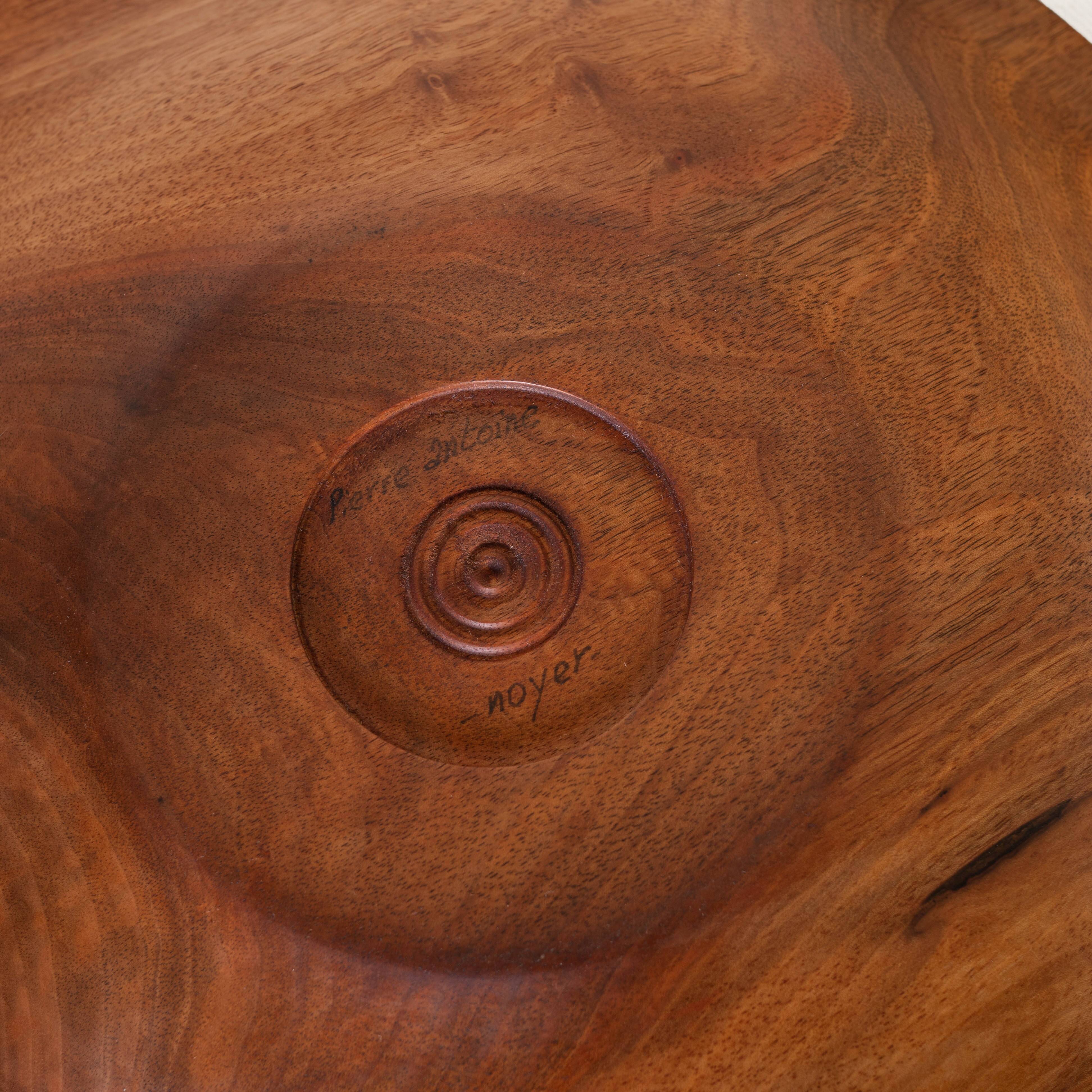 Round artisanal walnut dish