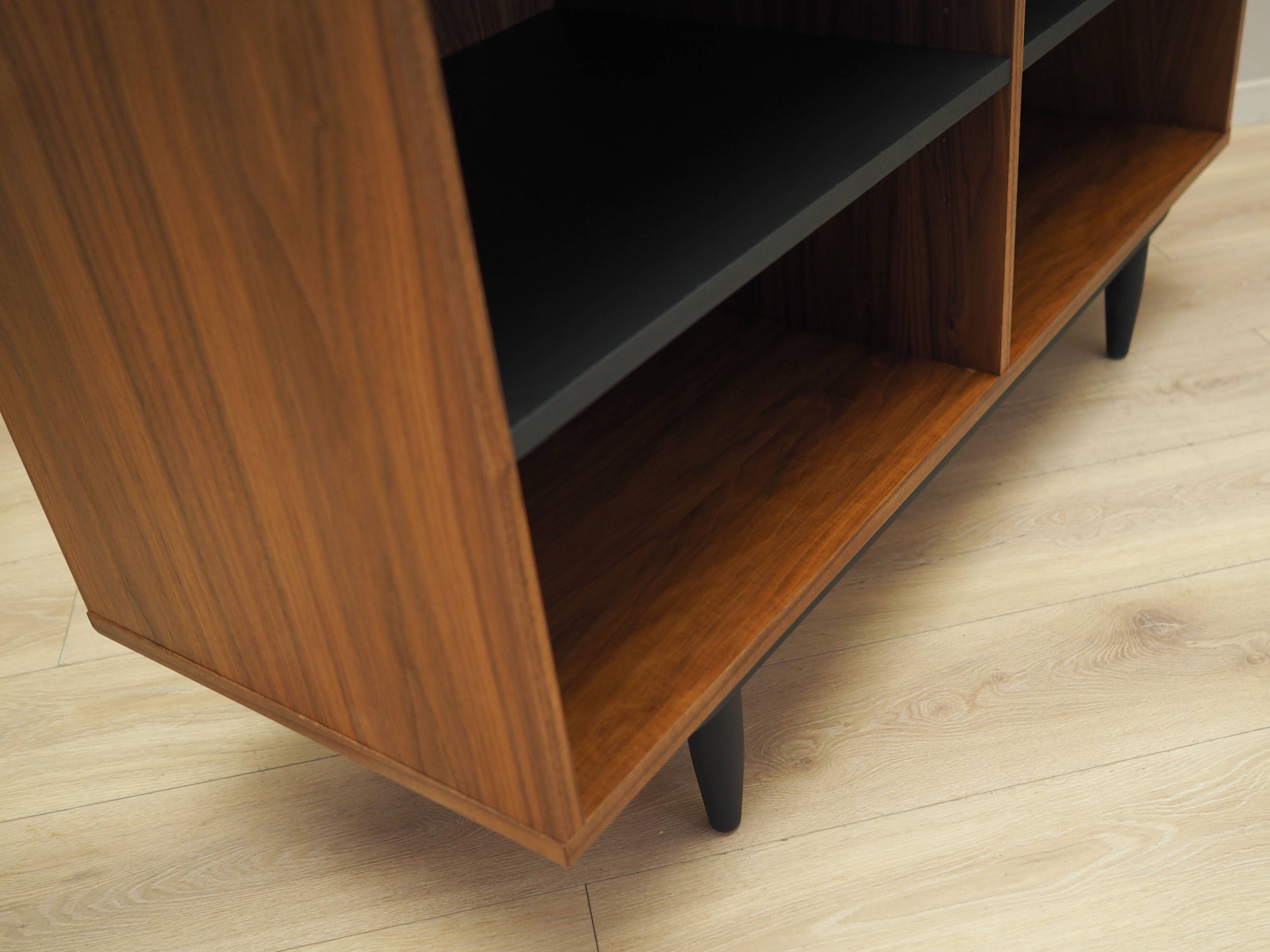 Bibliothèque en noyer, design scandinave