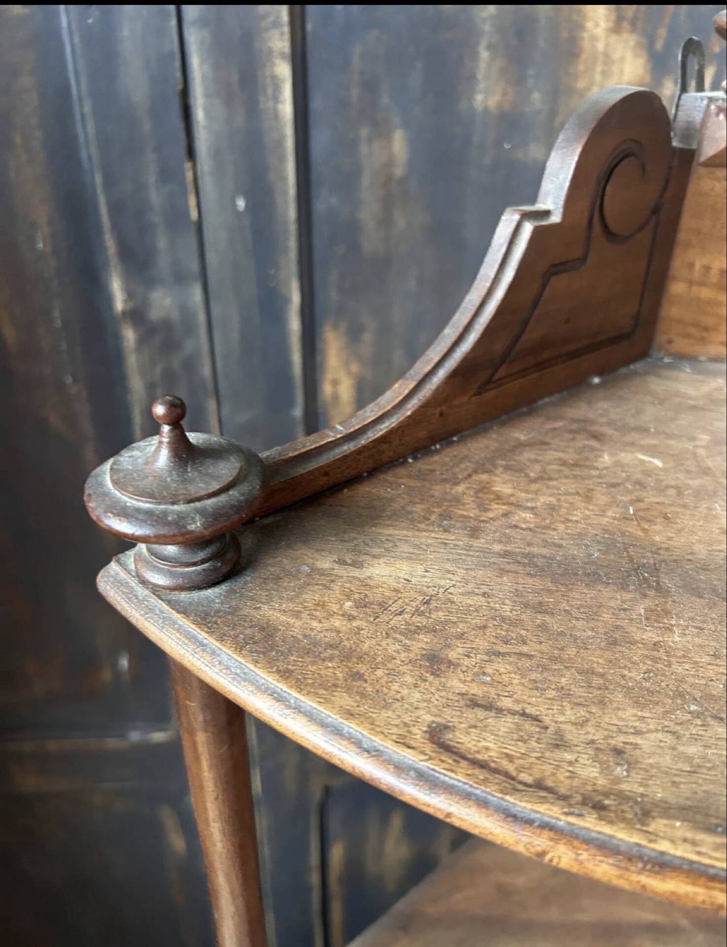 Small 19th-century corner shelf in walnut – beautiful cabinetmaking work.